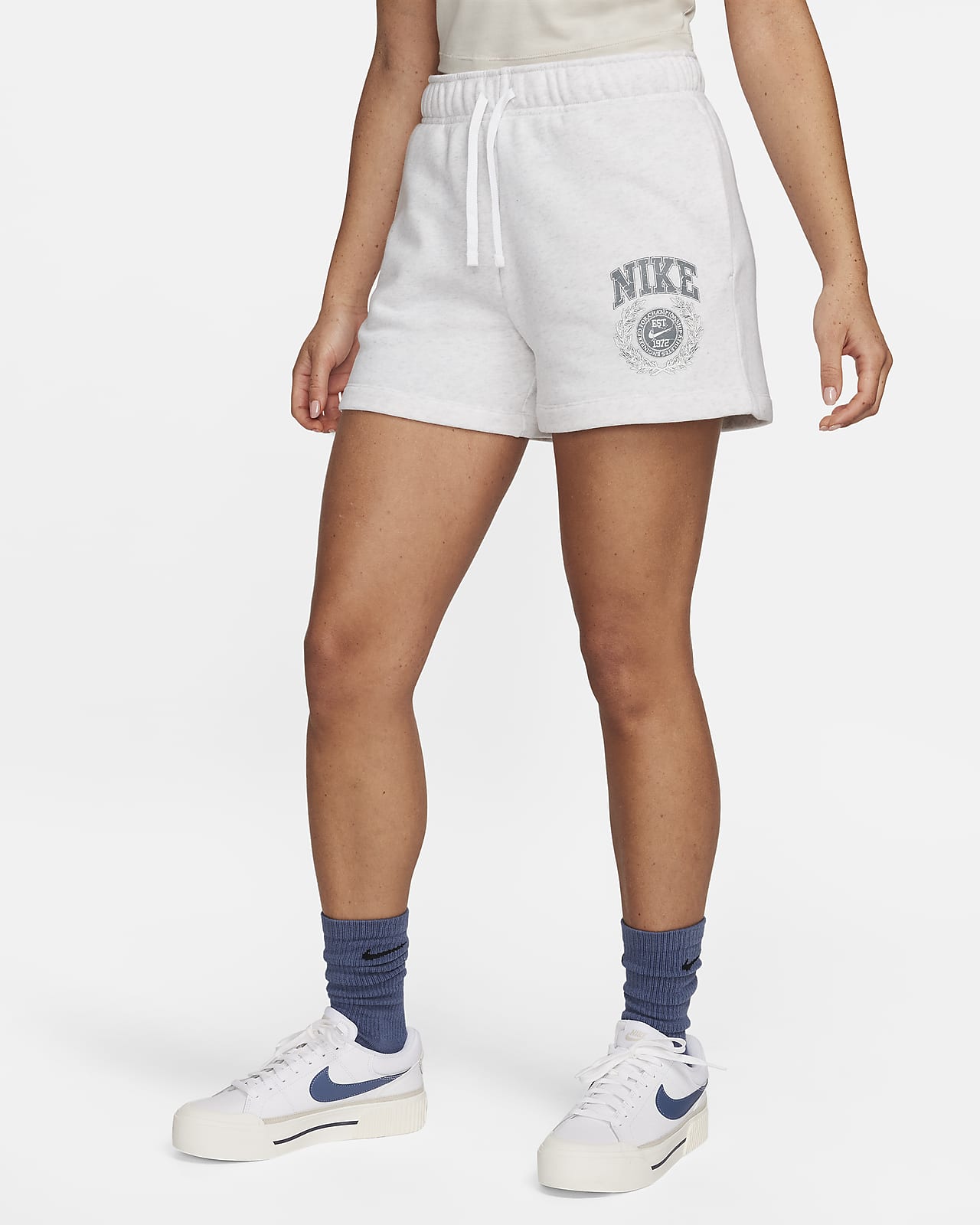 Shorts con gráfico de tiro medio para mujer Nike Sportswear Club Fleece