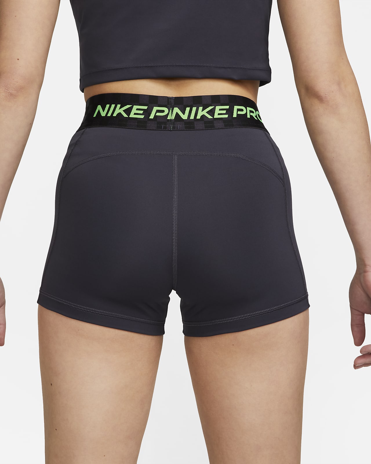 banner vrouwelijk redactioneel Nike Pro Dri-FIT Women's Mid-Rise 8cm (approx.) Graphic Training Shorts.  Nike LU