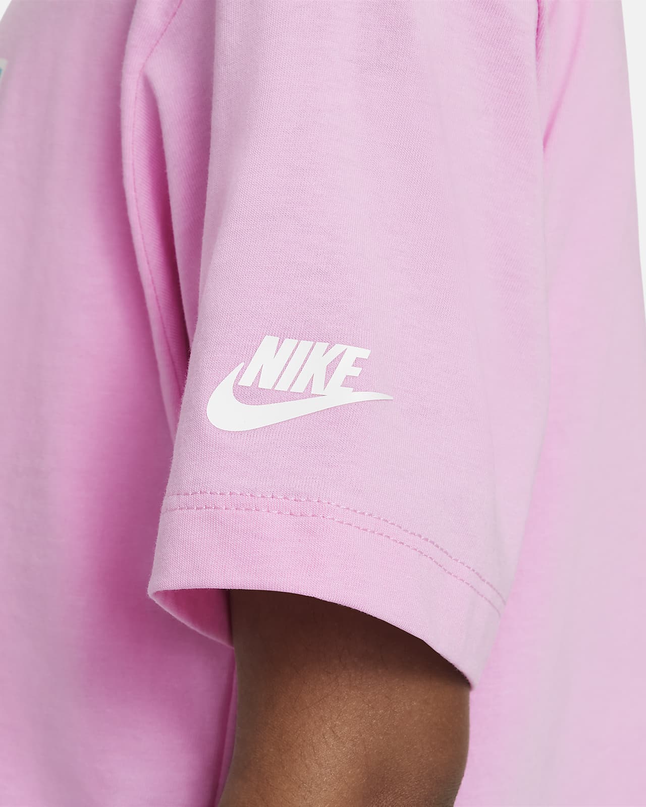 Playera infantil con gráfico de flor Nike.