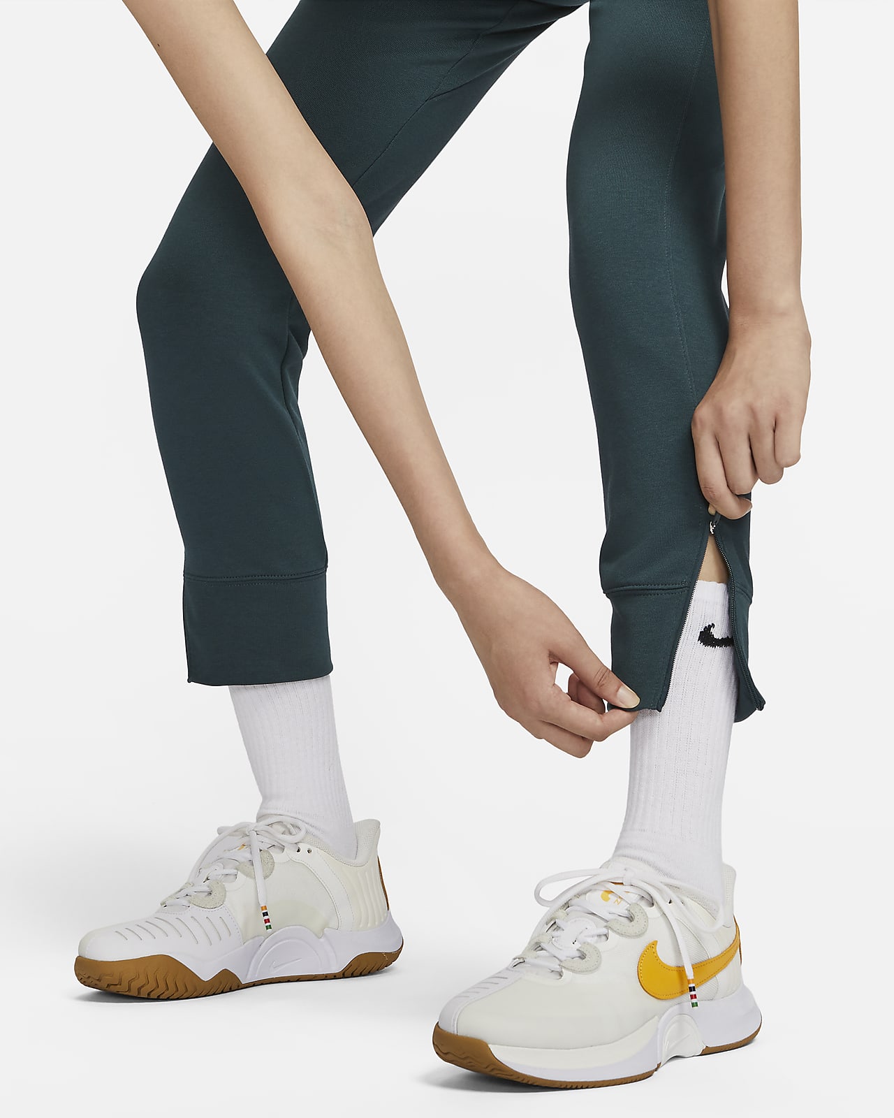 NikeCourt Dri-FIT Heritage Women's French Terry Tennis Trousers. Nike CZ