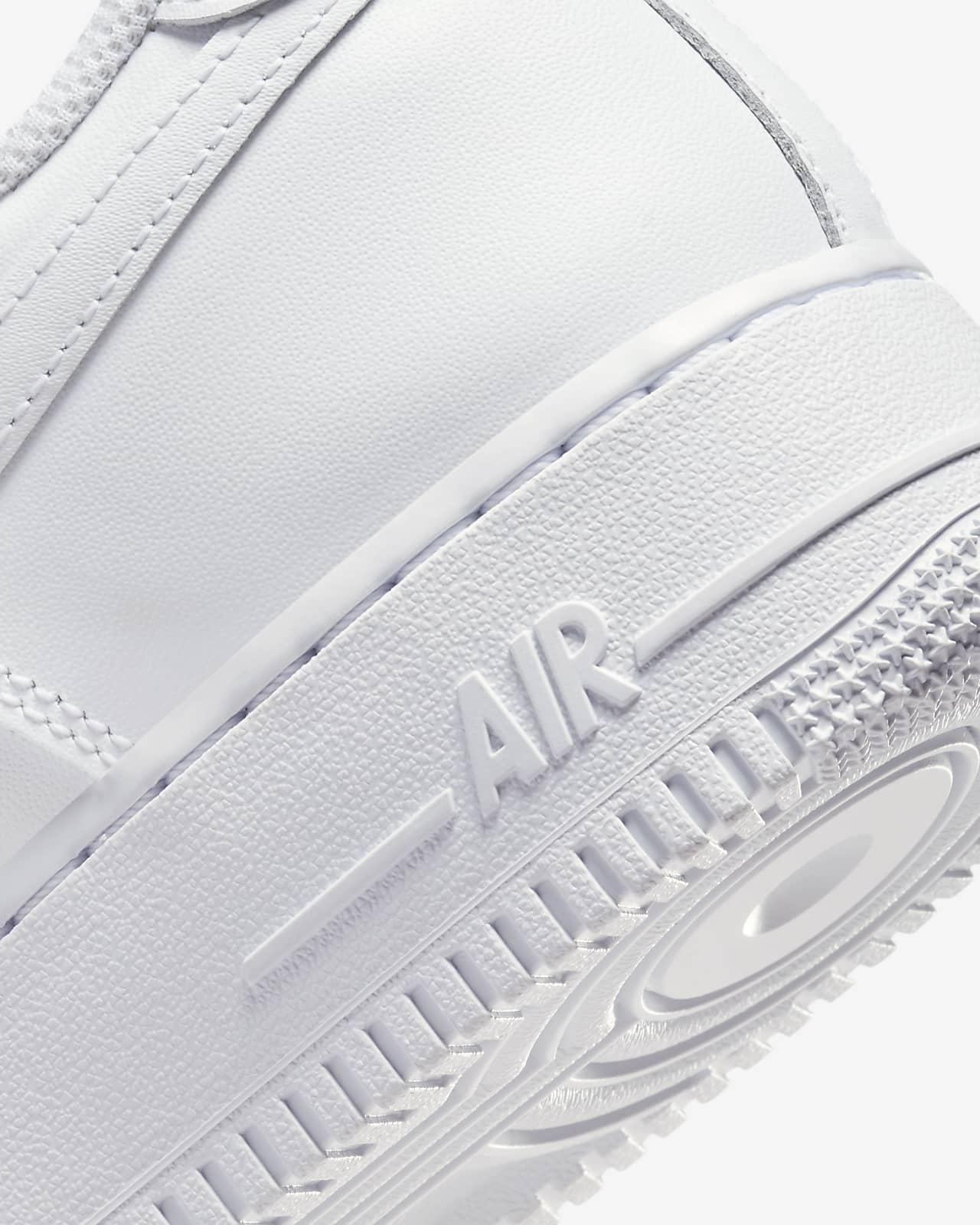 La zapatilla Nike Air Force 1 se reinventa ¡y brilla! de la mano