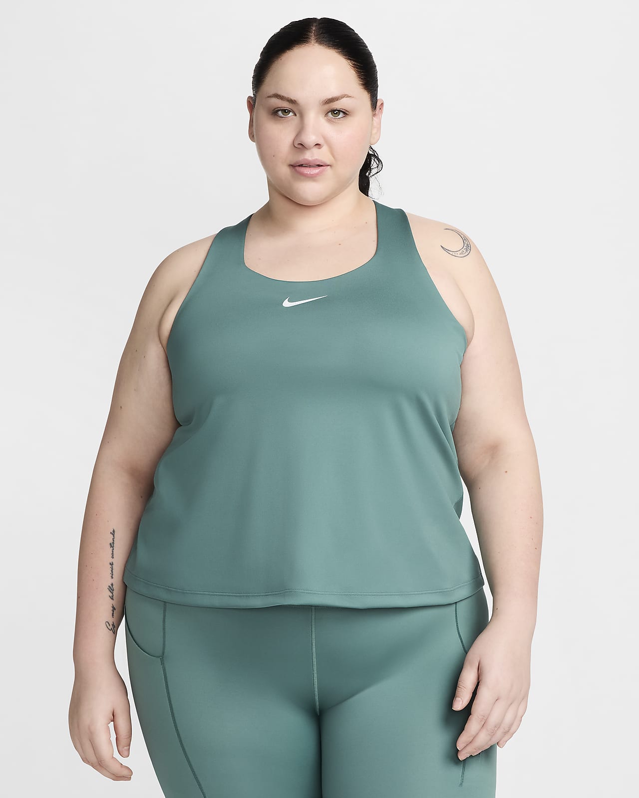 Camiseta de tirantes con bra deportivo con almohadilla de media sujeción para mujer (talla grande) Nike Swoosh