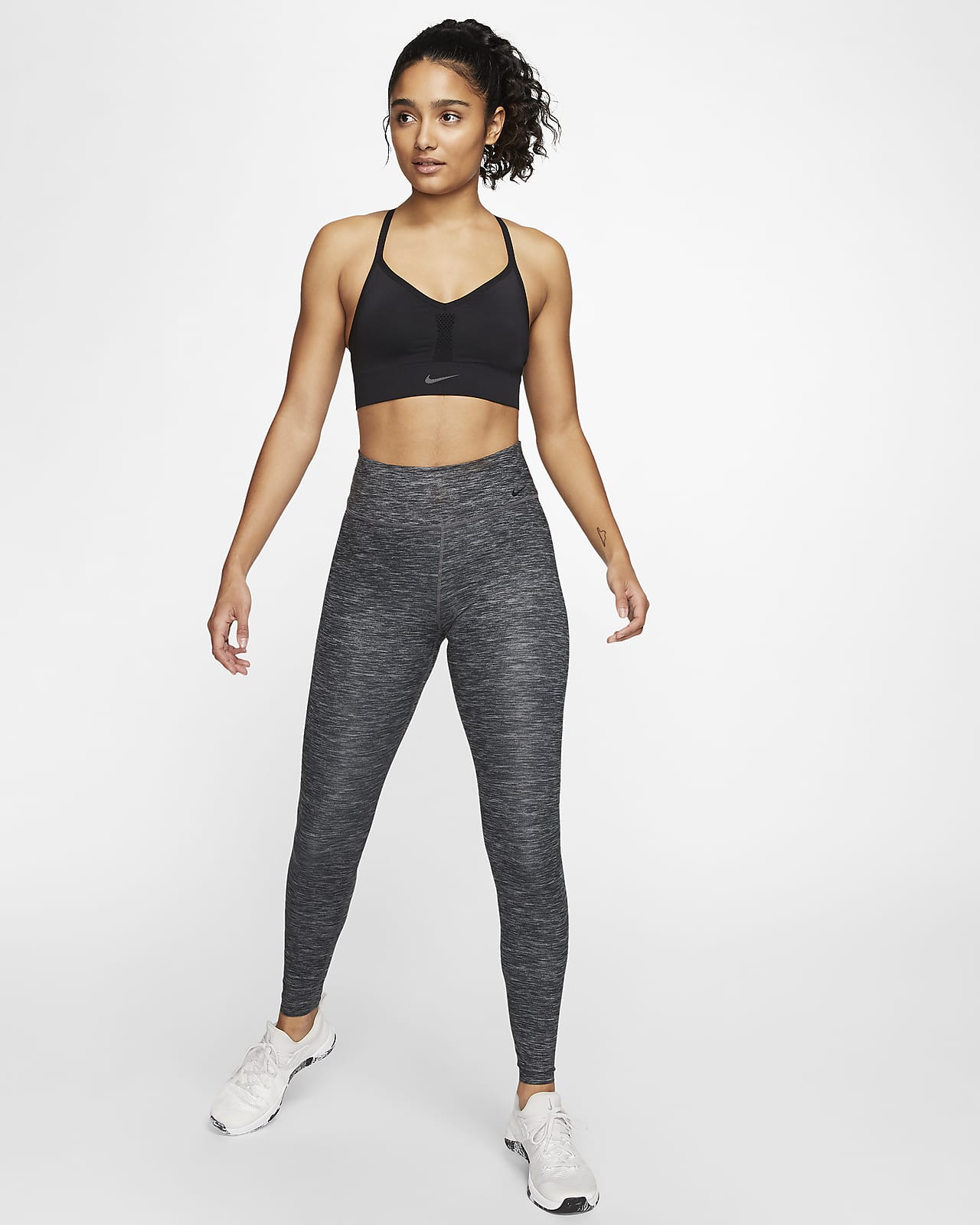 Sujetador deportivo NIKE Indy negro | Atleet