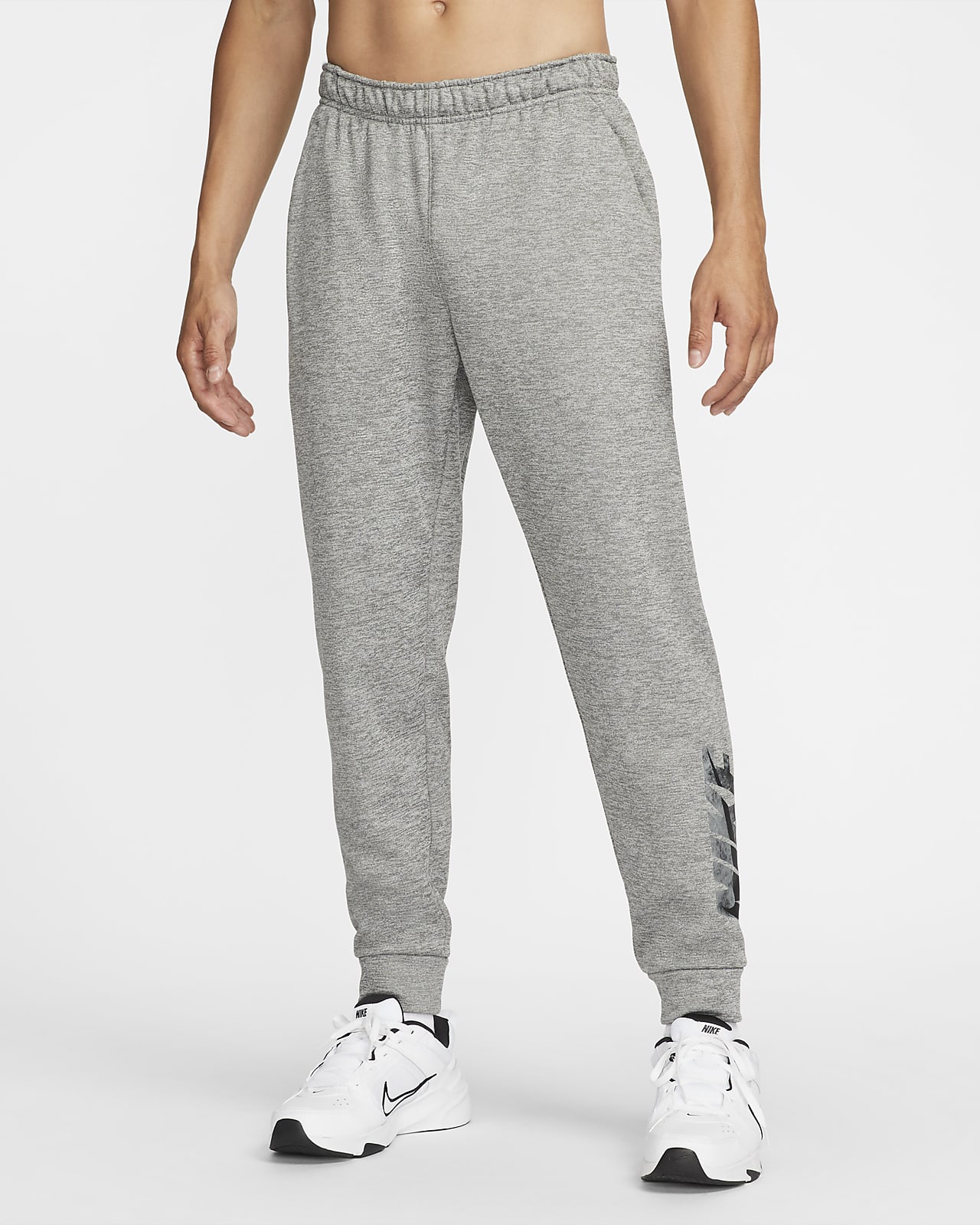 Nike Therma-FIT Fitnessbroek met taps toelopend design en Swoosh graphic  voor heren. Nike NL