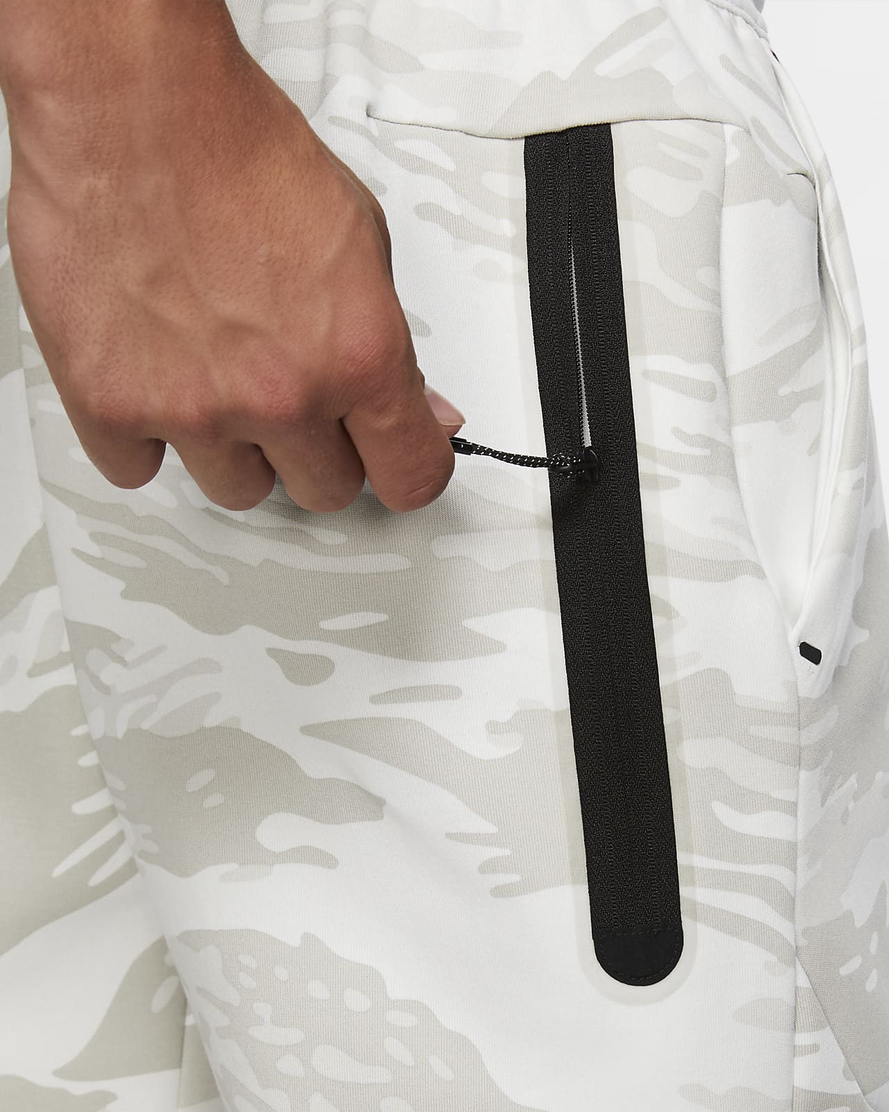 Nike Tech Fleece joggebukse med kamotrykk til herre. Nike NO Nike Tech Fleece joggebukse med kamotrykk til herre. Nike NO