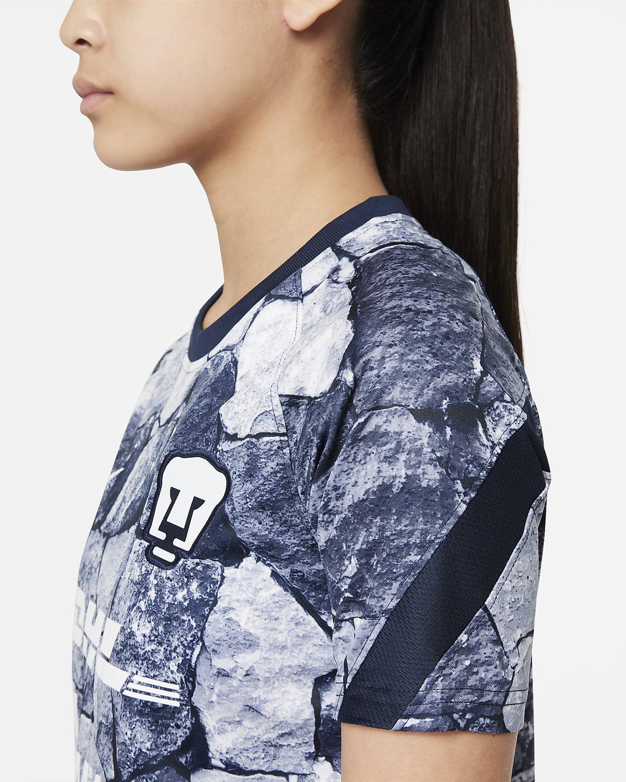 Playera de fútbol para antes del partido Nike Dri-FIT para niños talla  grande Pumas UNAM. Nike MX