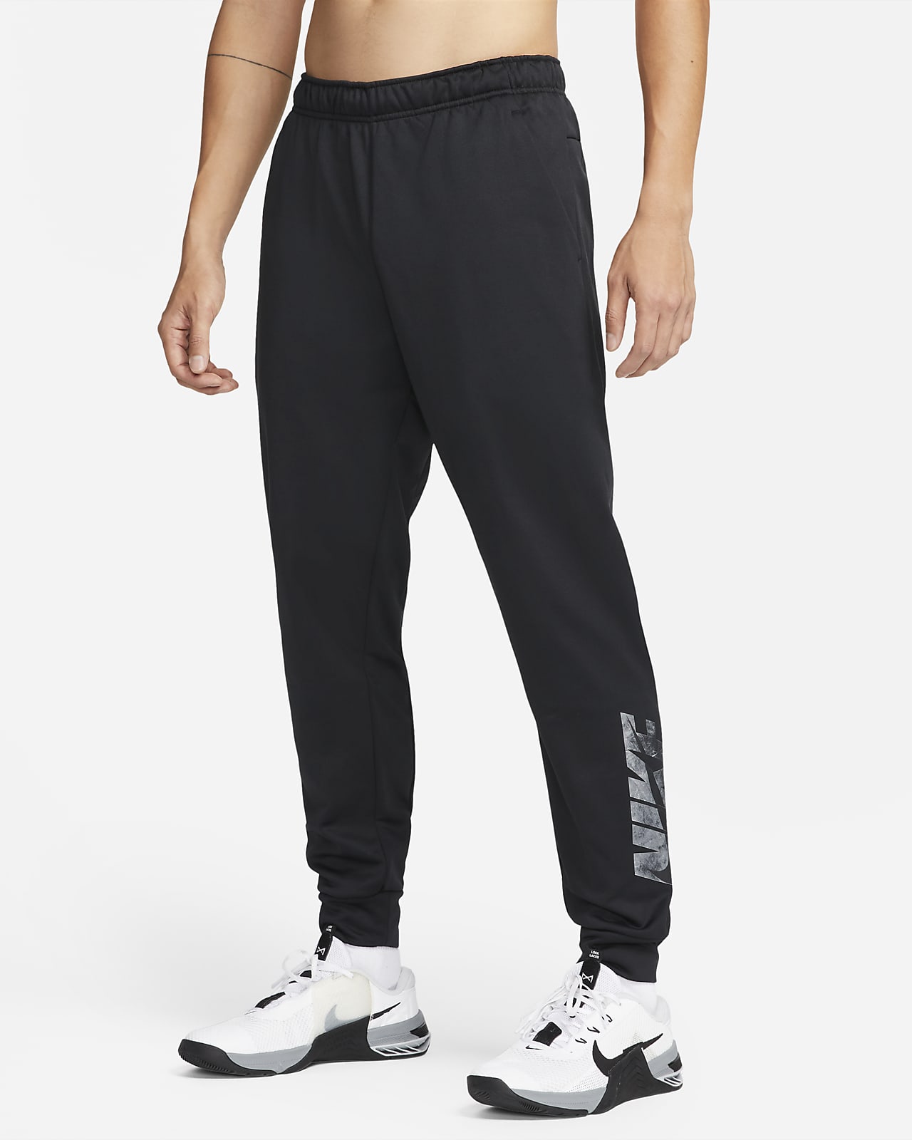 Nike Therma-FIT Men's Tapered Swoosh Graphic Fitness Trousers. Nike NL