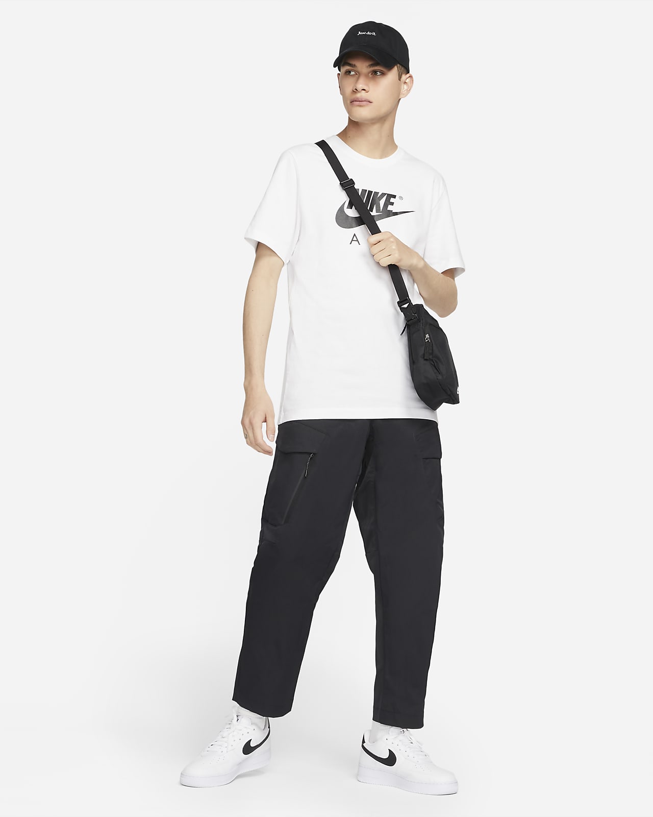 Pantaloni cargo in tessuto non foderati Nike Sportswear Tech Essentials -  Uomo. Nike CH