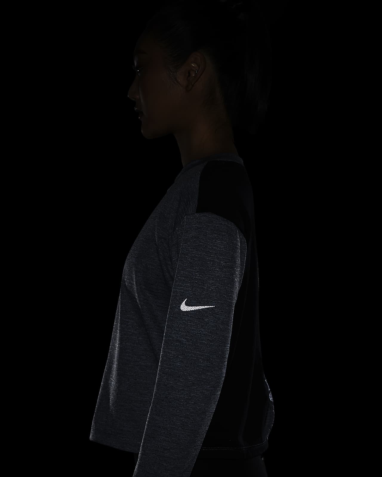 nike therma running top