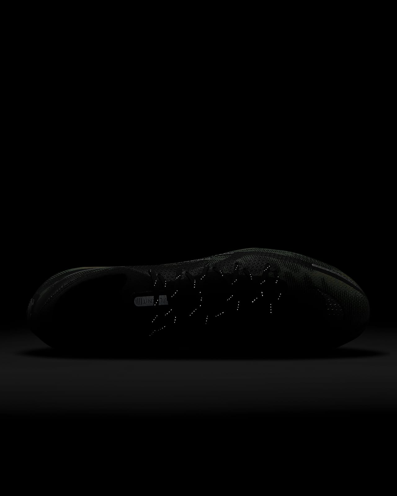 Chaussures de football à crampons pour terrain sec Nike Phantom GT2 Elite  FG. Nike LU