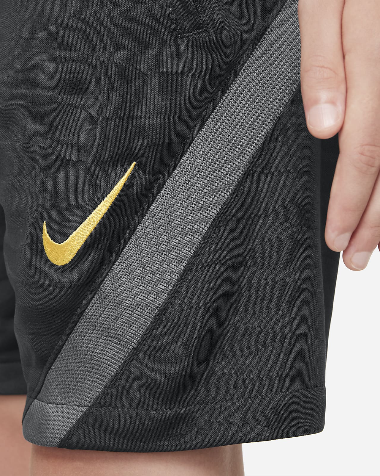 Liverpool F.C. Strike Older Kids' Nike 