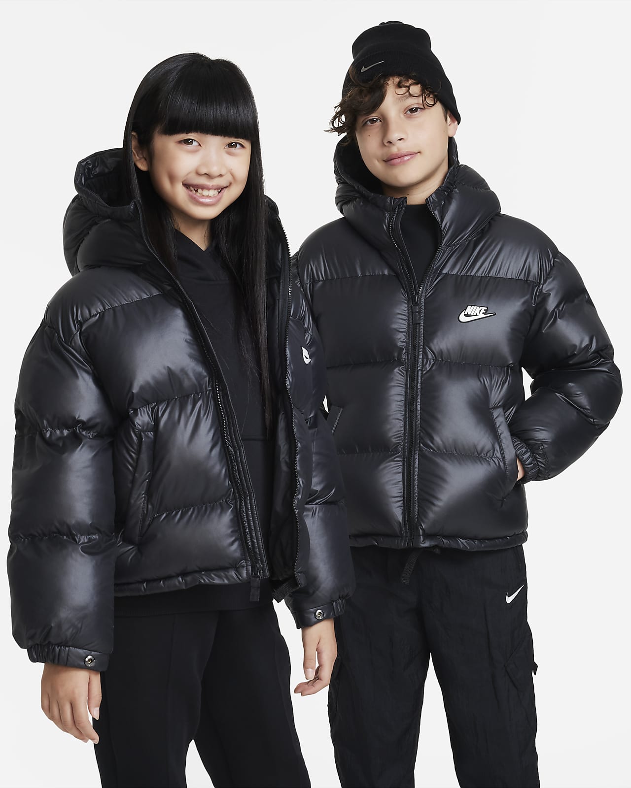 Nike Sportswear Heavyweight Synthetic Fill EasyOn Therma-FIT Repel lockere Jacke mit Kapuze für ältere Kinder