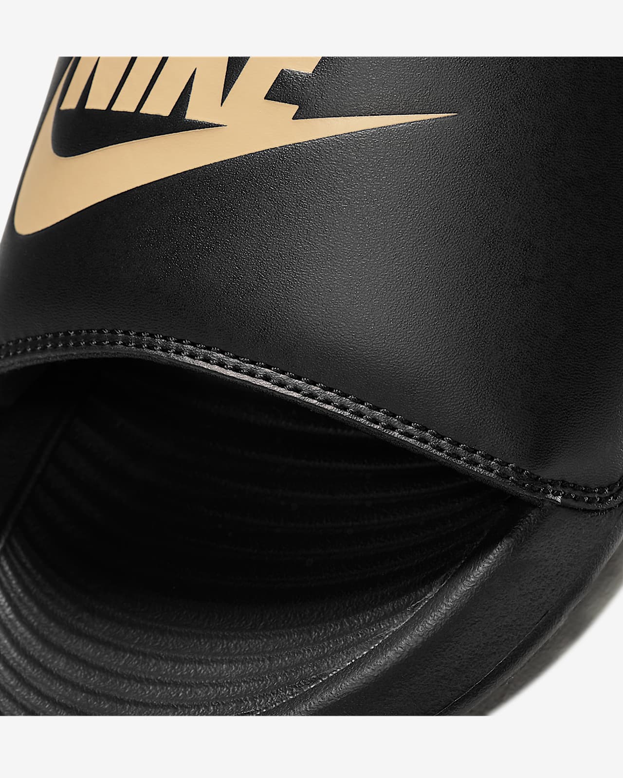 Claquette Nike Victori One pour Homme. Nike BE