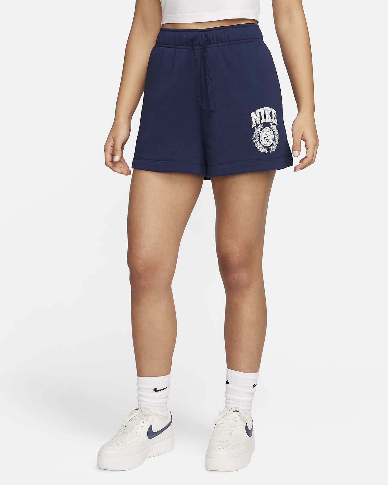 Shorts con gráfico de tiro medio para mujer Nike Sportswear Club Fleece
