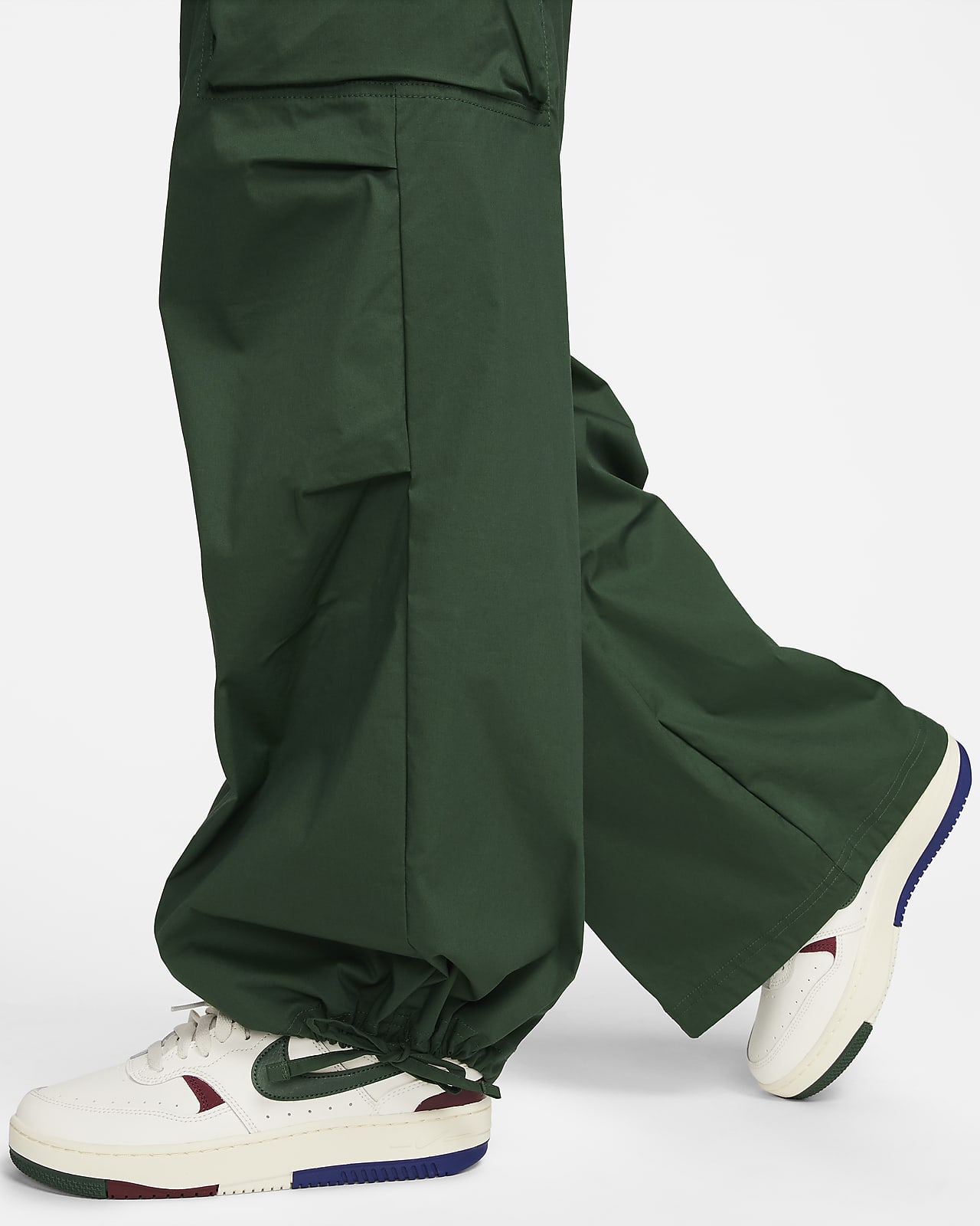 Nike Sportswear Women's High-Waisted Loose Woven Cargo Trousers. Nike BE