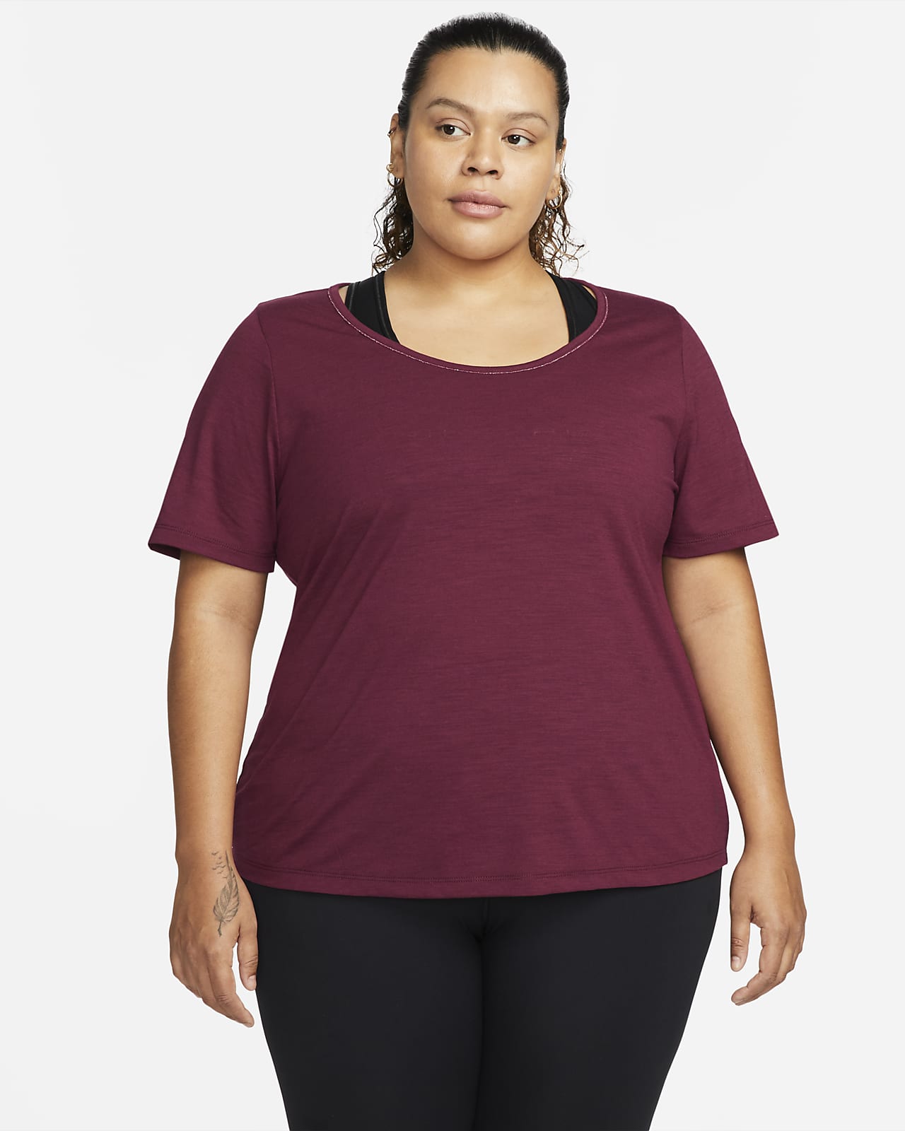 Playera con ribete metálico de manga corta para mujer Nike Yoga Dri-FIT (Talla  grande). Nike.com