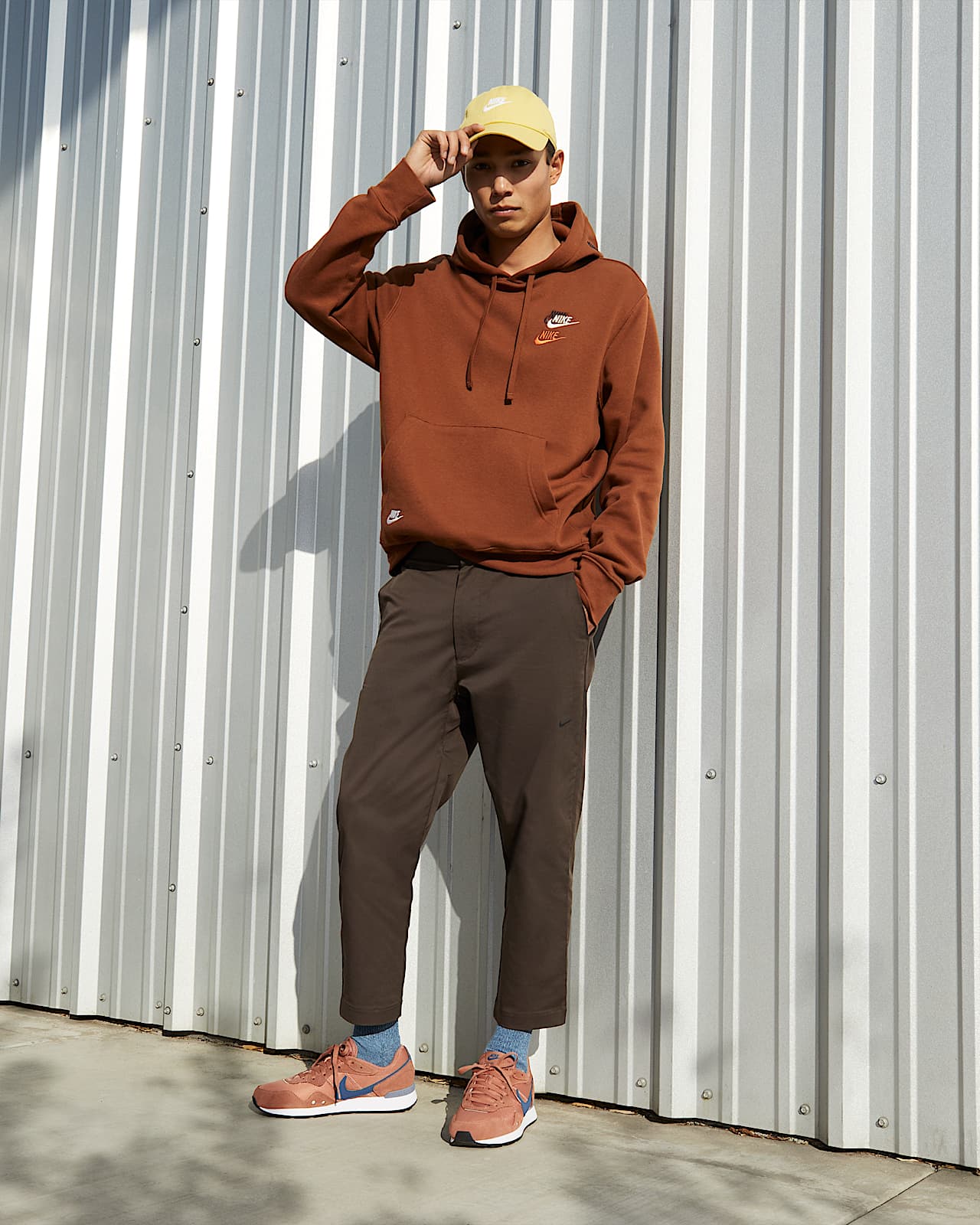 nike venture runner leather trainers