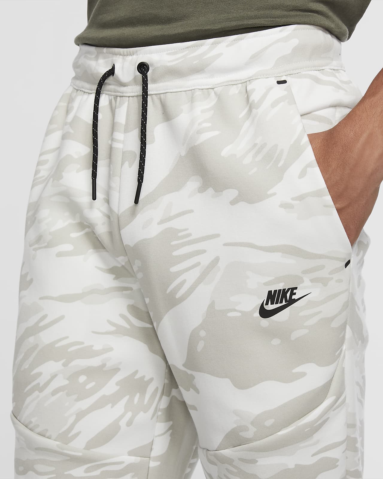 Nike Tech Fleece joggebukse med kamotrykk til herre. Nike NO Nike Tech Fleece joggebukse med kamotrykk til herre. Nike NO