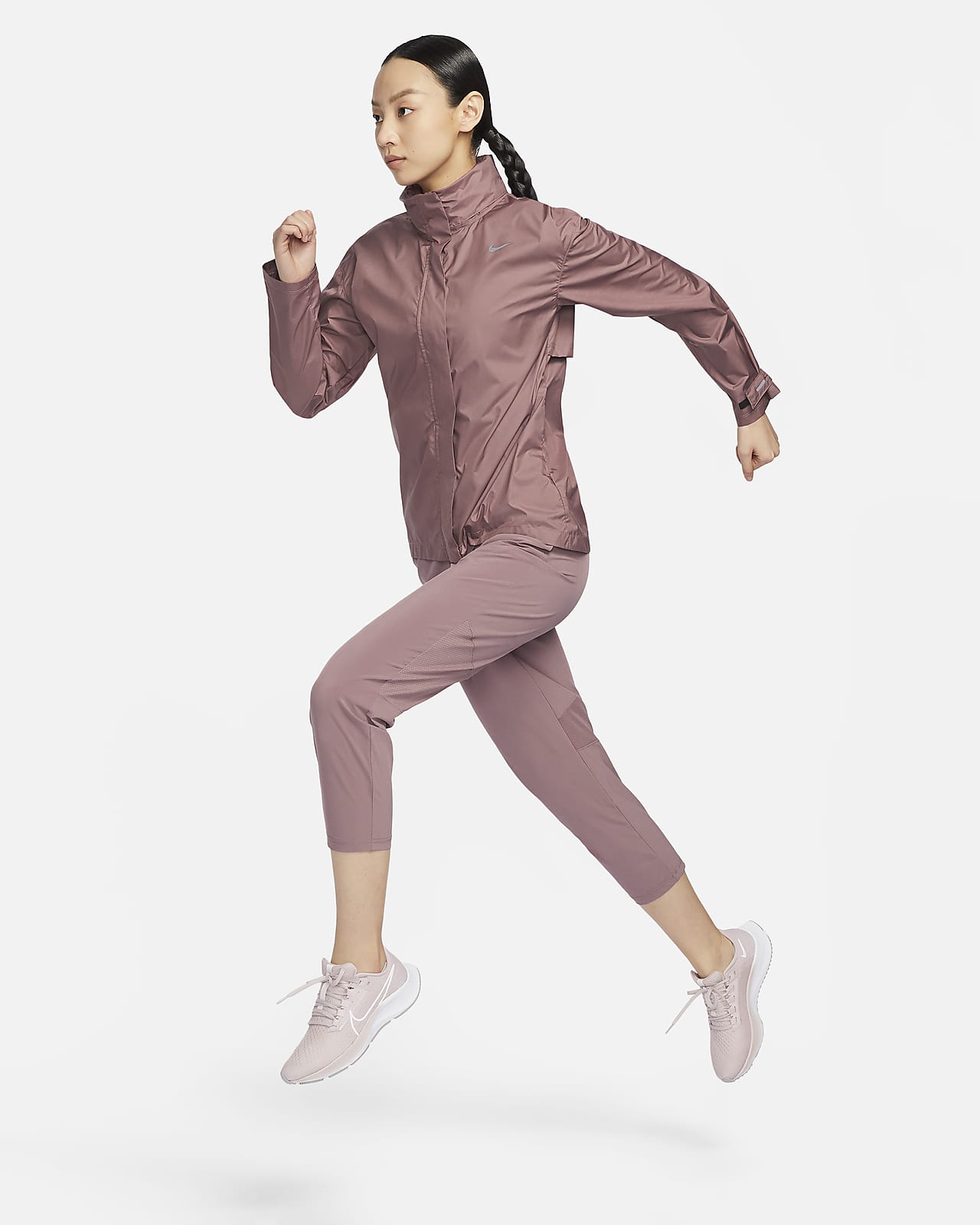 NIKE เลกกิ้งผู้หญิงสำหรับวิ่ง ขาลอยเอวปานกลาง รุ่น Fast CZ9239-655