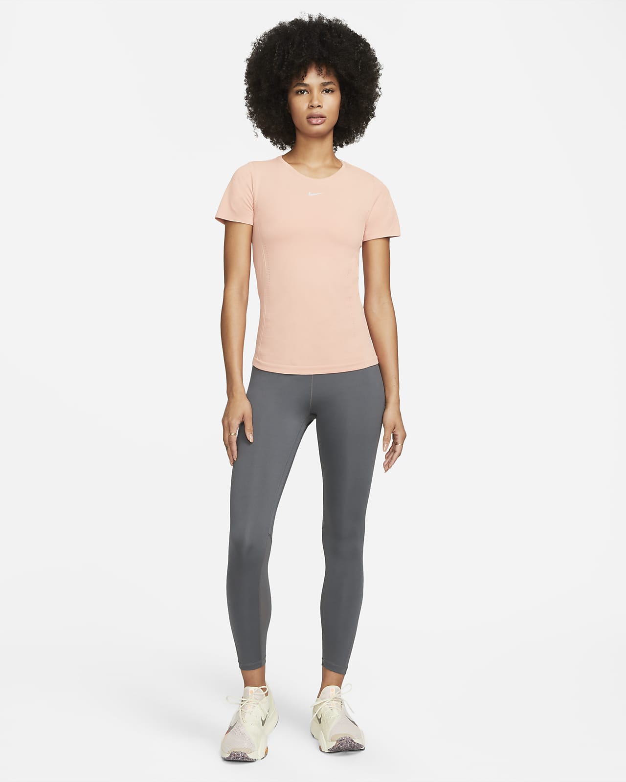 Nike Dri-FIT ADV Aura Damestop met aansluitende pasvorm en korte mouwen.  Nike NL