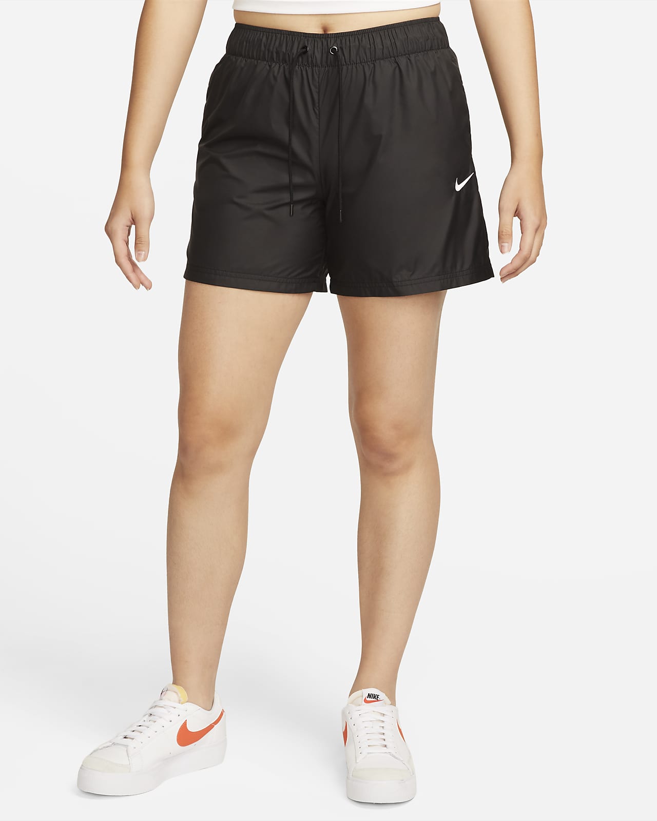 กางเกงขาสั้นผ้า Repel เอวปานกลางผู้หญิง Nike Sportswear Essentials