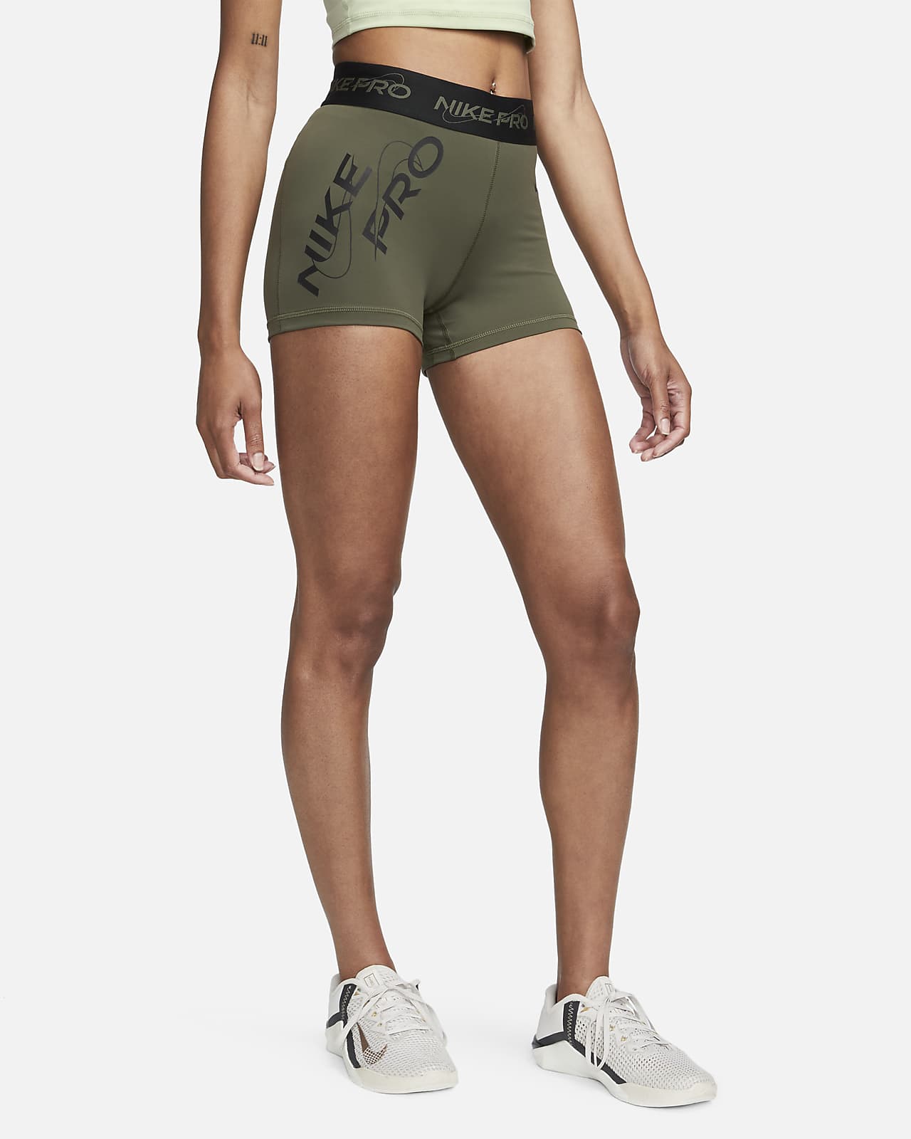 Nike Pro Grafik-Shorts (ca. 7,5 cm) mit halbhohem Bund für Damen. Nike LU