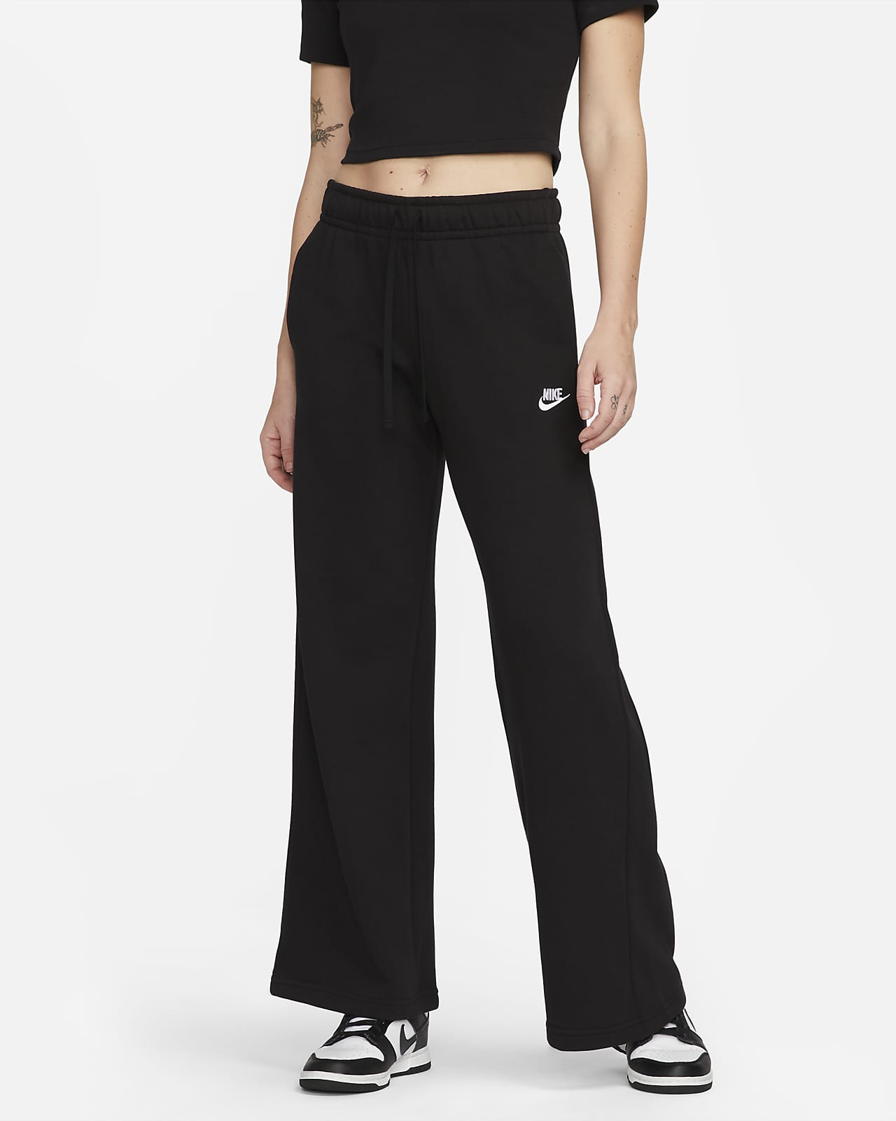 Nike Sportswear Club Fleece-sweatpants med mellemhøj talje og brede ben til kvinder