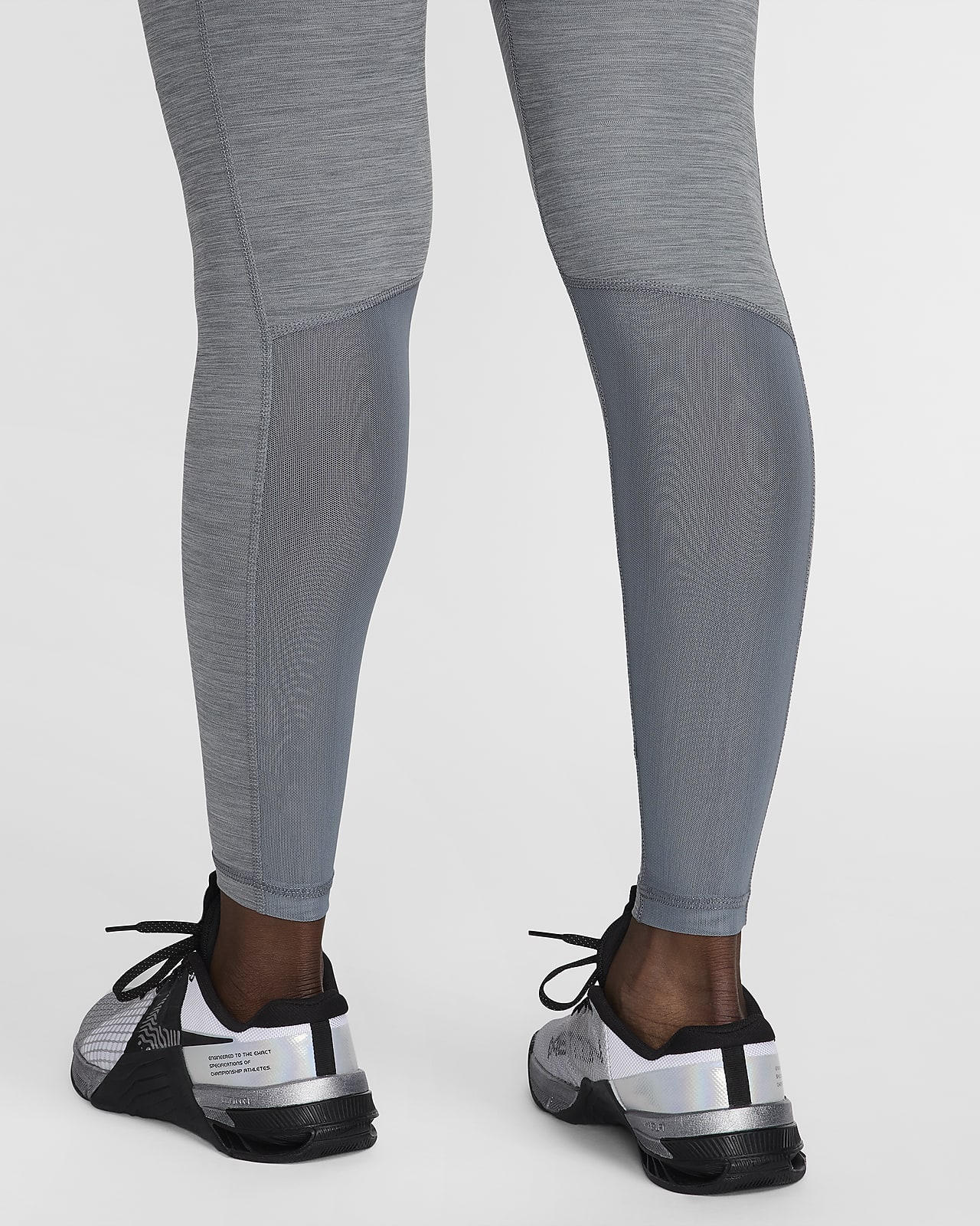 Leggings con paneles de malla de tiro medio para mujer Nike Pro.