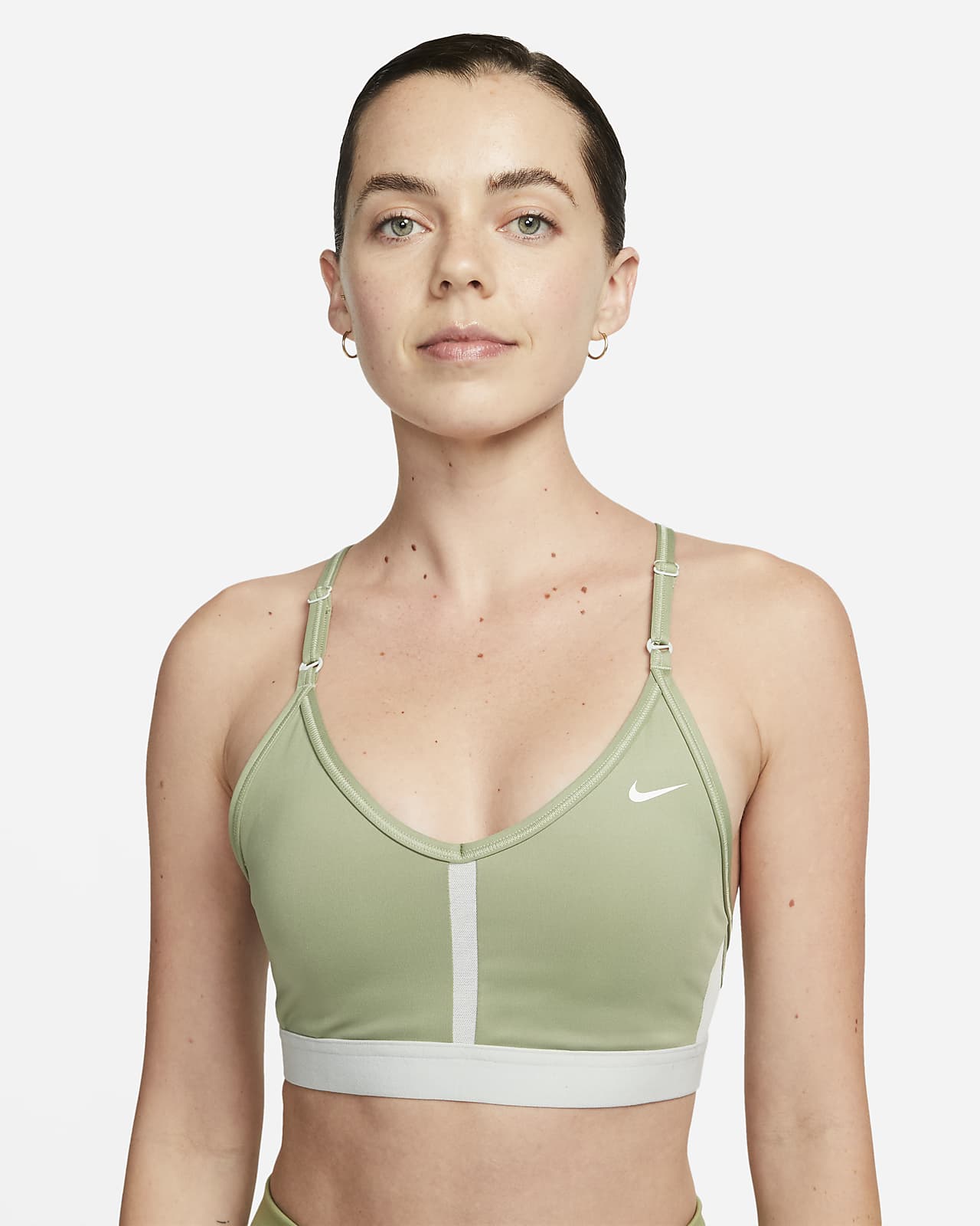 Nike Sujetador deportivo de sujeción ligera con almohadilla y cuello en V - Mujer. Nike ES