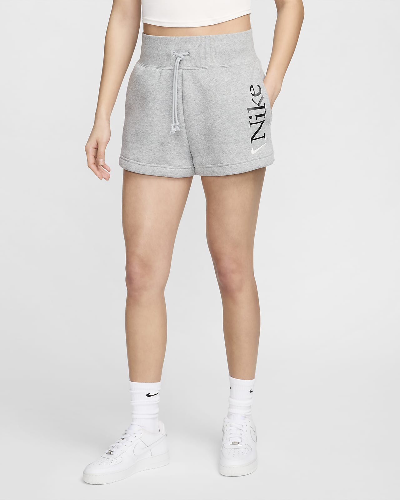 【ナイキ公式】スポーツウェア フェニックス フリース ウィメンズ ルーズ ハイウエスト 5cm ロゴ ショートパンツ ブラウン ウィメンズ M Nike Sportswear Phoenix Fleece Women's Loose High-Waisted 2 Logo Shorts