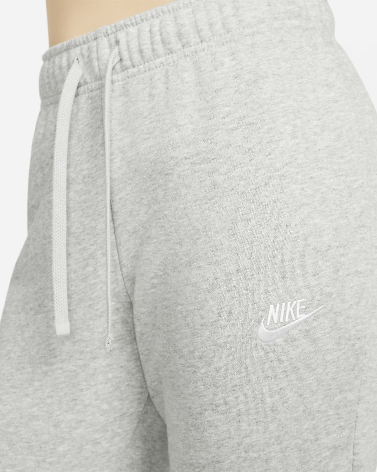 jongen gebed Moderator Nike Sportswear Club Fleece Aansluitende joggingbroek met halfhoge taille  voor dames. Nike NL