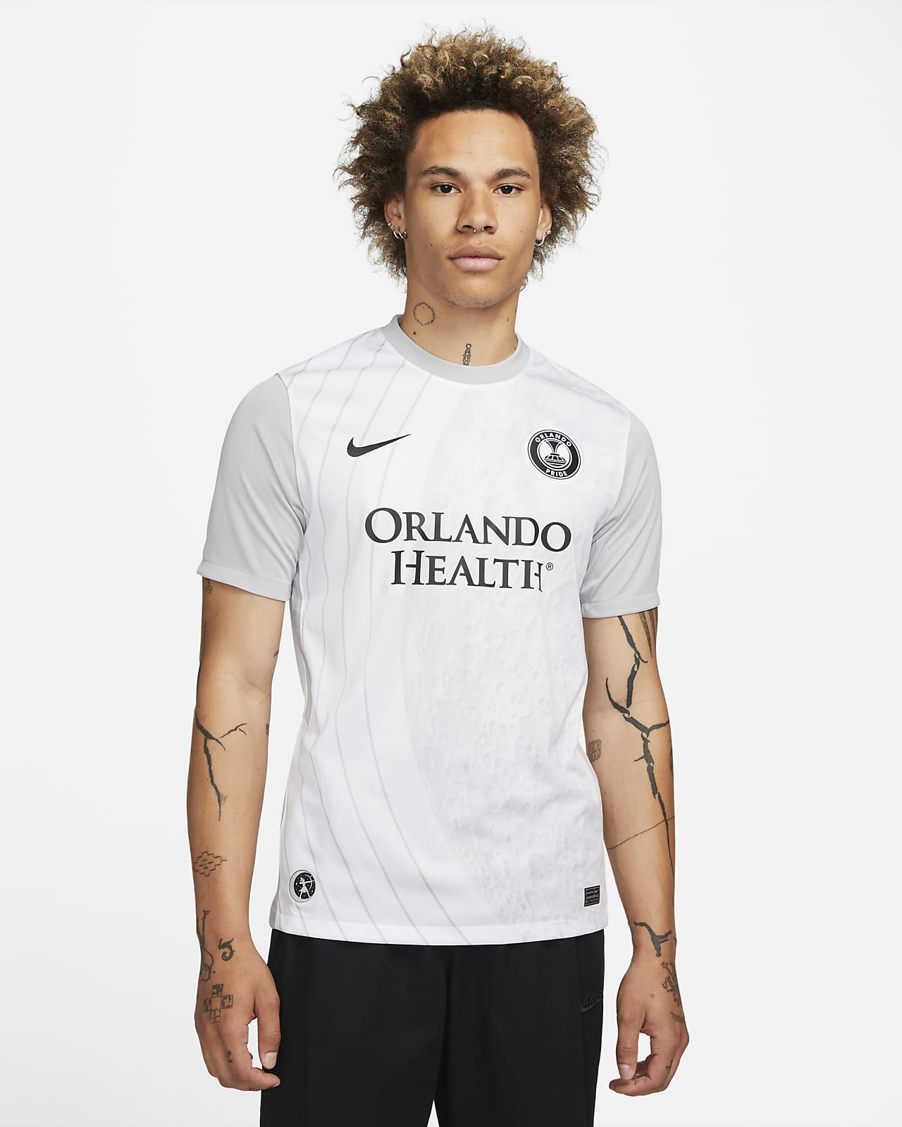 The white t-shirt Off White worn by Memphis Depay on his account