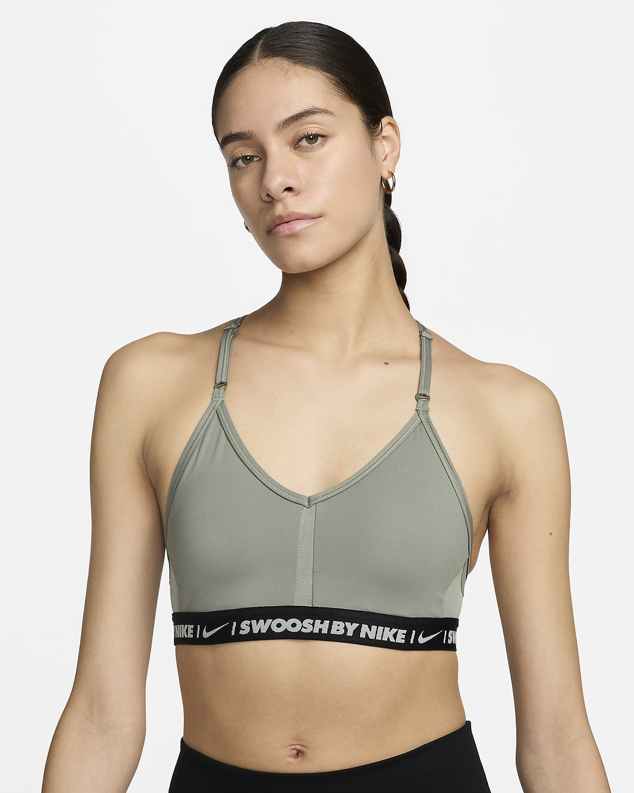 Nike Indy Sujetador deportivo de sujeción ligera con almohadillas y cuello en V - Mujer