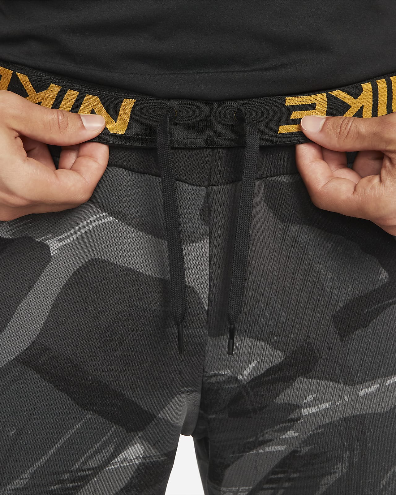 Nike Dri-FIT Men's Camo Tapered Fitness Trousers. Nike LU