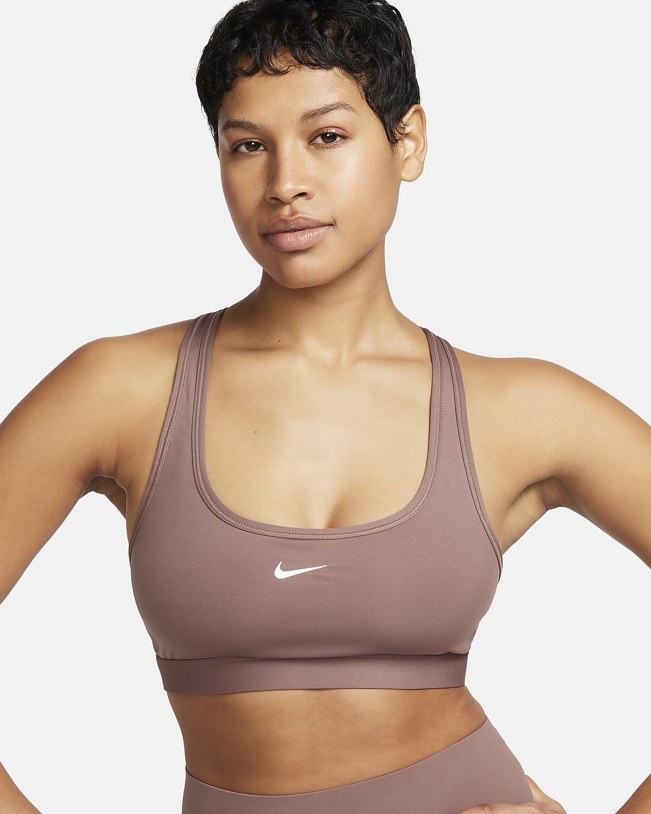 Ovadderad sport-BH Nike Swoosh med lätt stöd för kvinnor