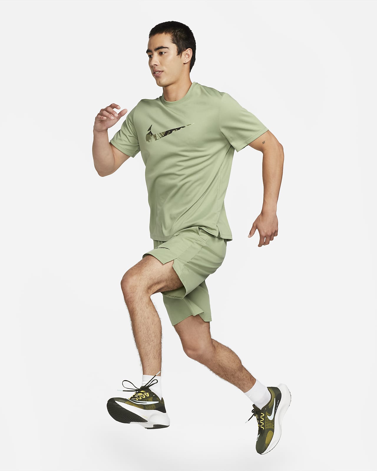 NIKE ランニングショートパンツとTシャツ