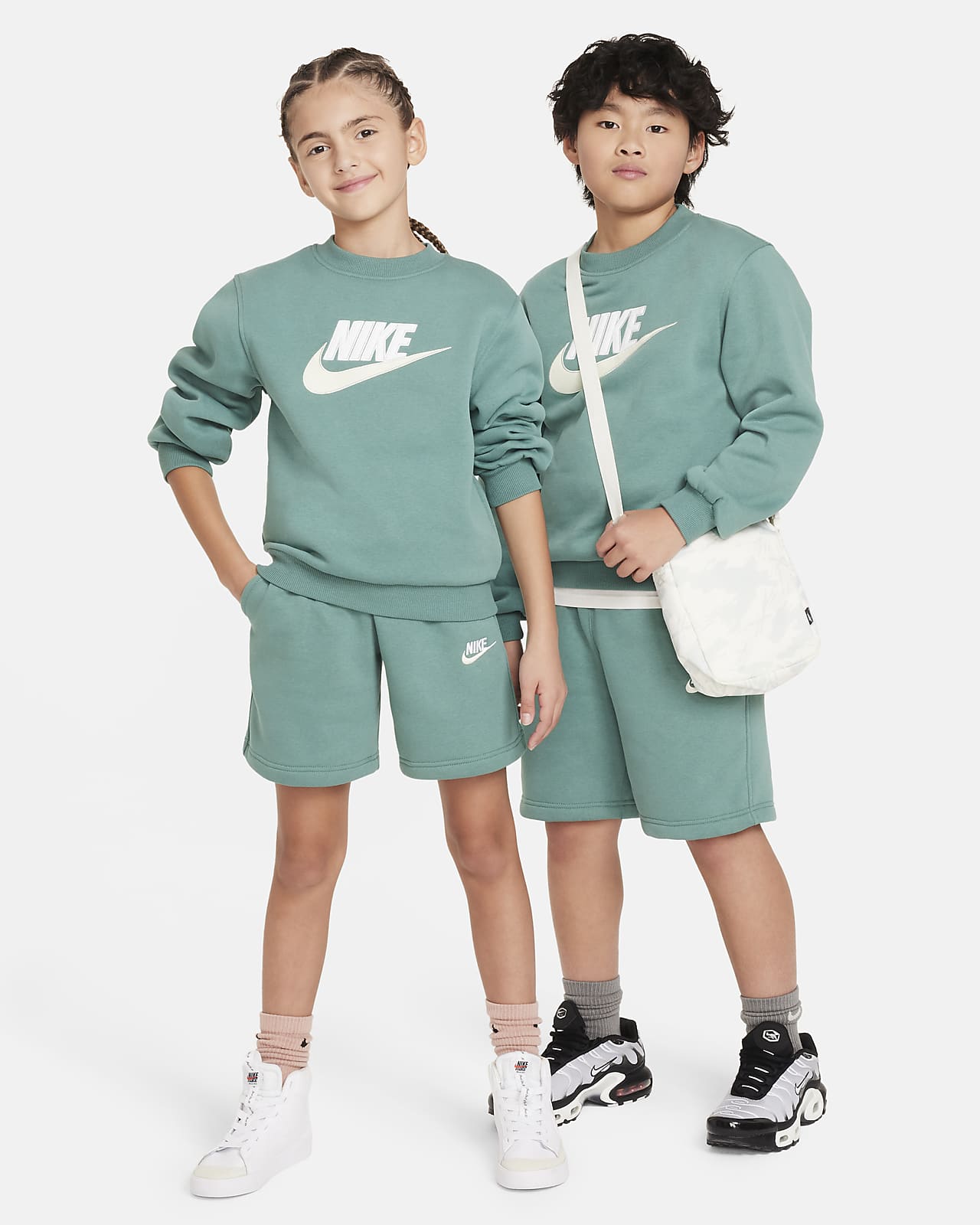 Conjunto de fato de treino com calções Nike Sportswear Club Fleece Júnior.  Nike PT