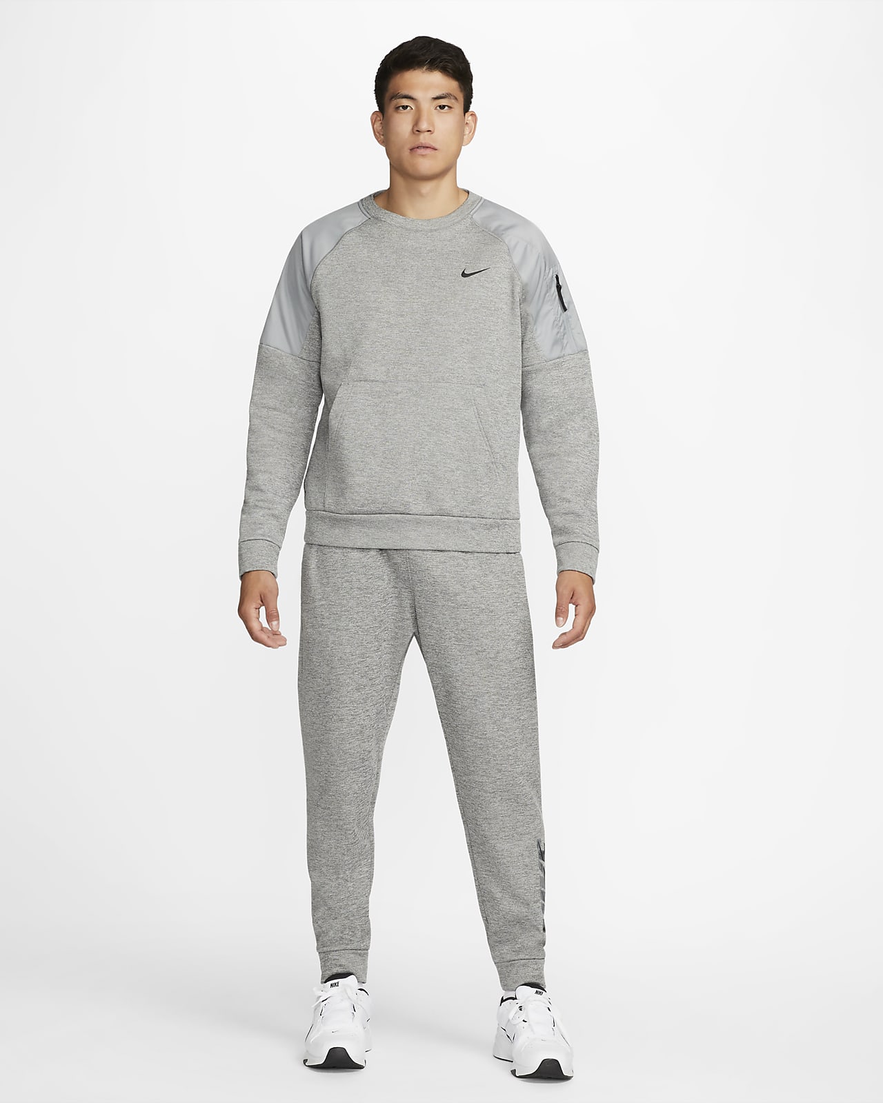 Nike Therma-FIT Men's Tapered Swoosh Graphic Fitness Trousers. Nike SA