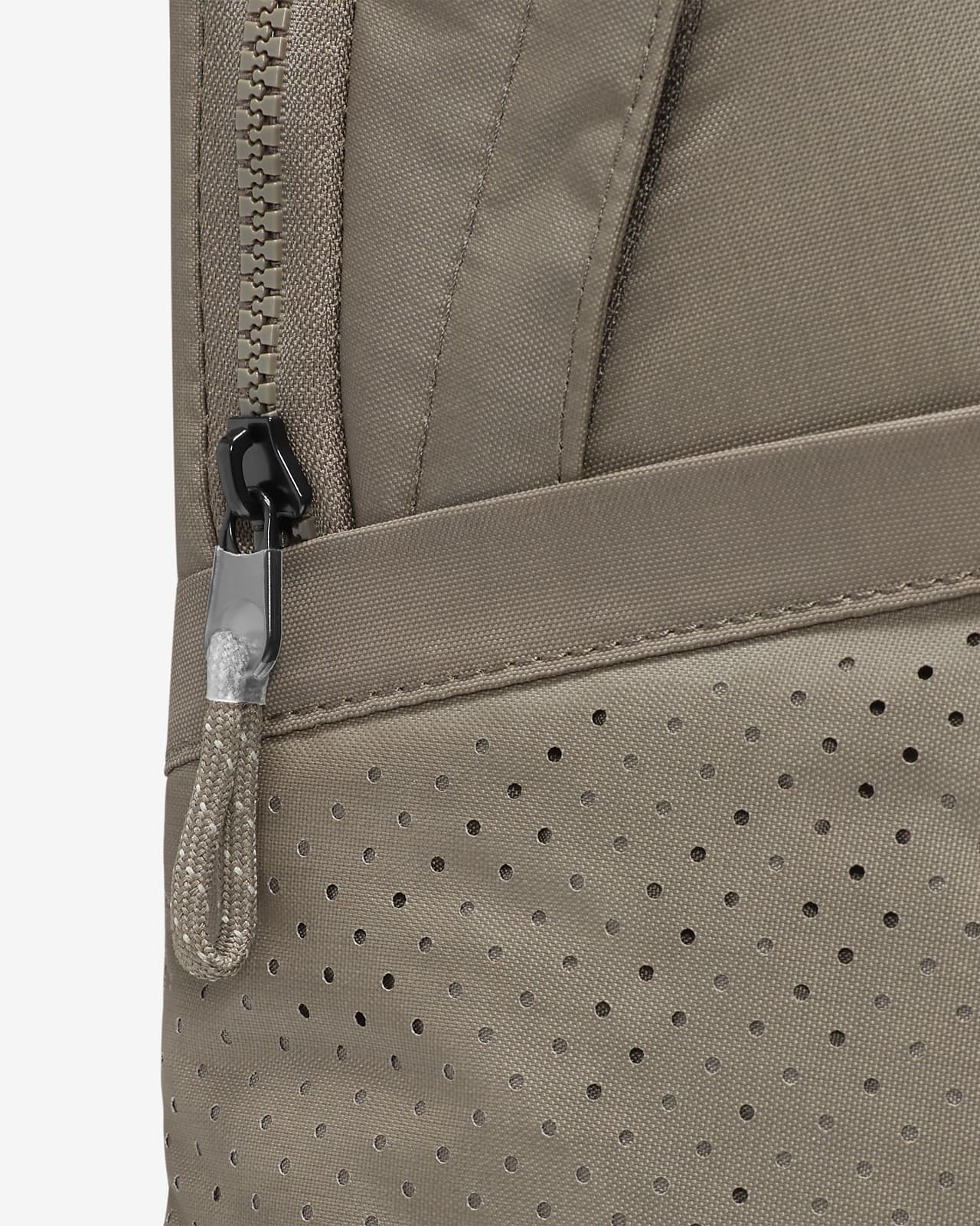 Nike Sportswear Essentials Backpack (20L). Nike NO