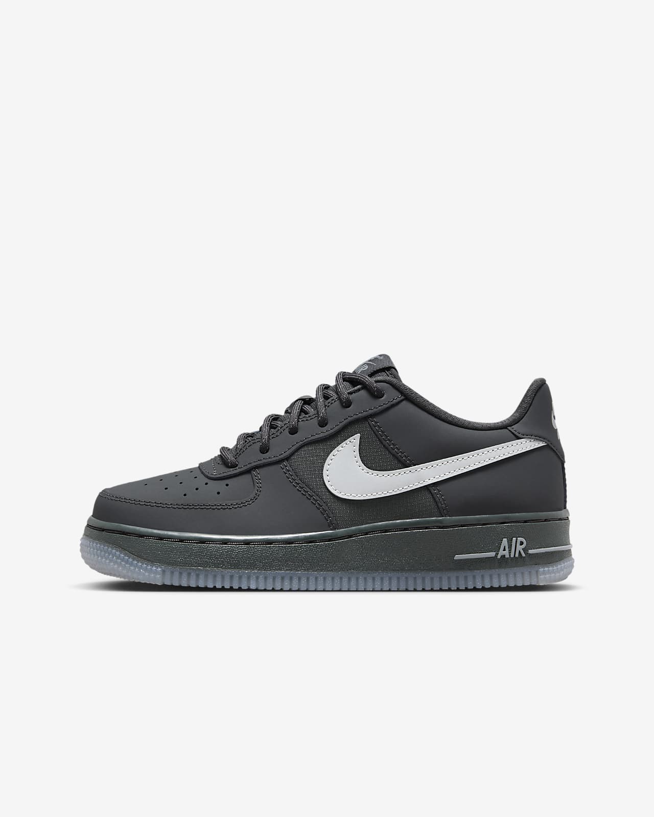 Nike Air Force 1 大童鞋款。Nike TW