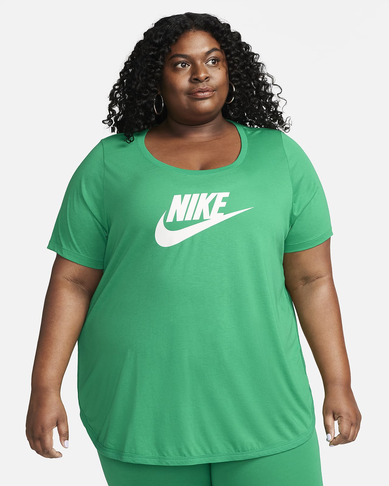 Playera con logotipo talla grande para mujer Nike Sportswear Essentials
