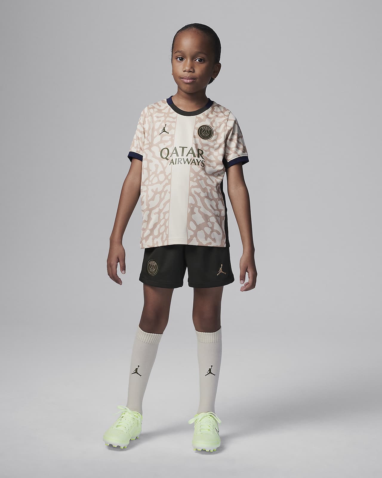 Conjunto de três peças de futebol Nike do quarto equipamento Paris Saint-Germain 2023/24 para criança