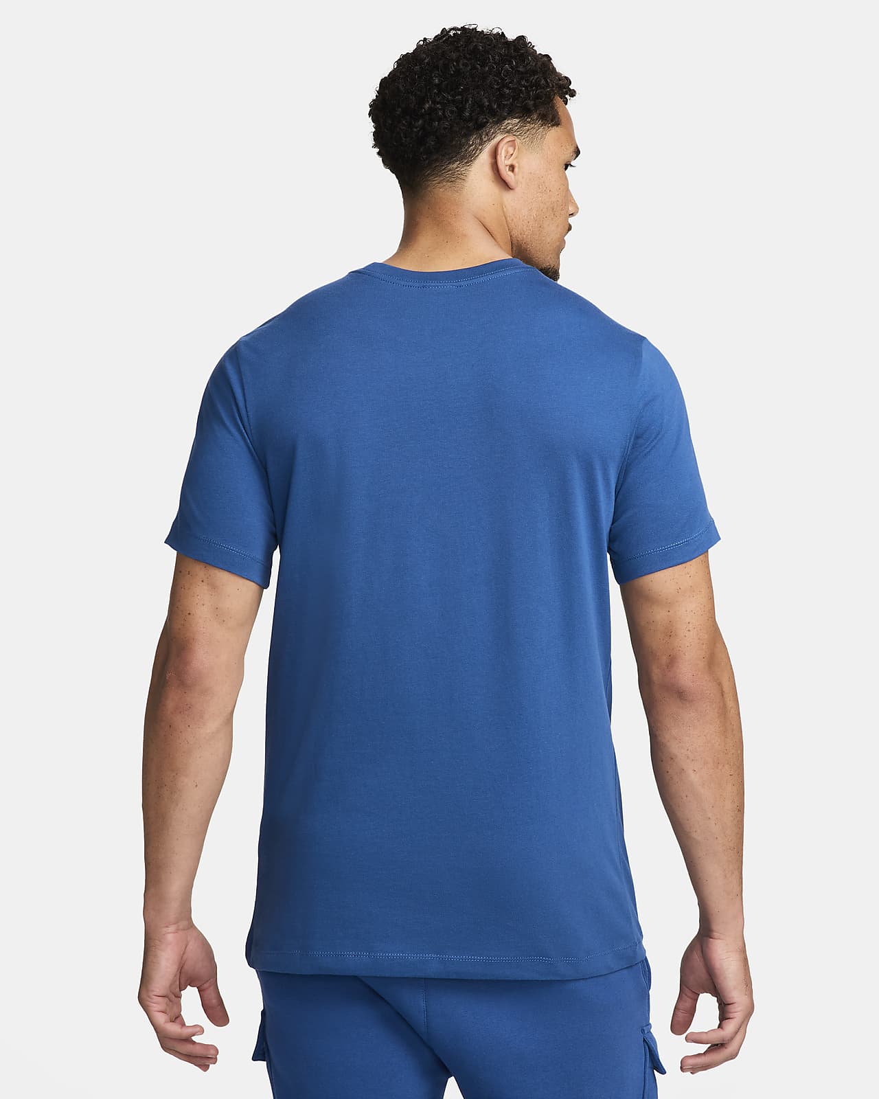 T shirt motif Nike Sportswear pour Homme. Nike CH