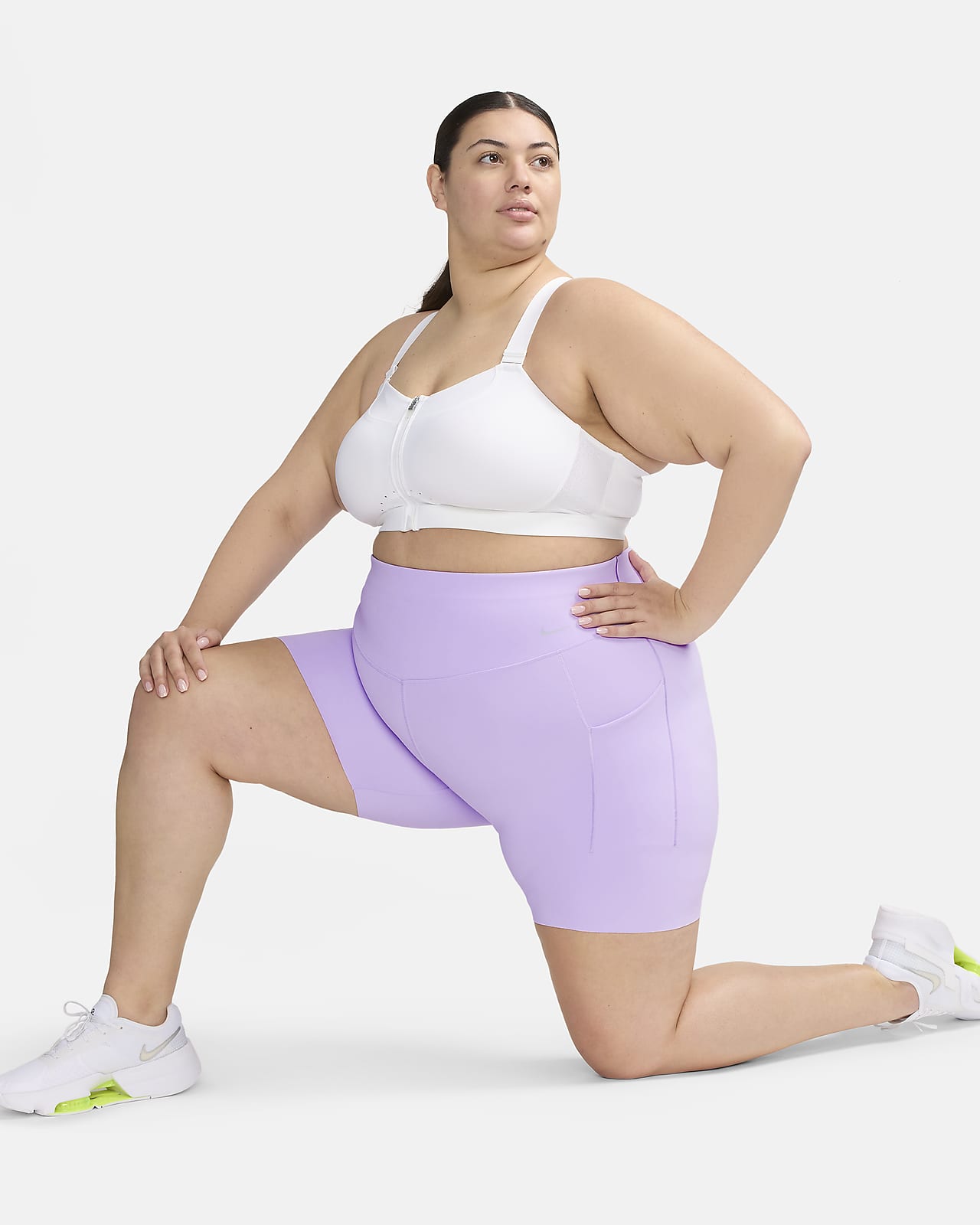 Shorts de ciclismo de 20 cm de tiro alto de media sujeción para mujer Nike Universa con bolsillos (talla grande)