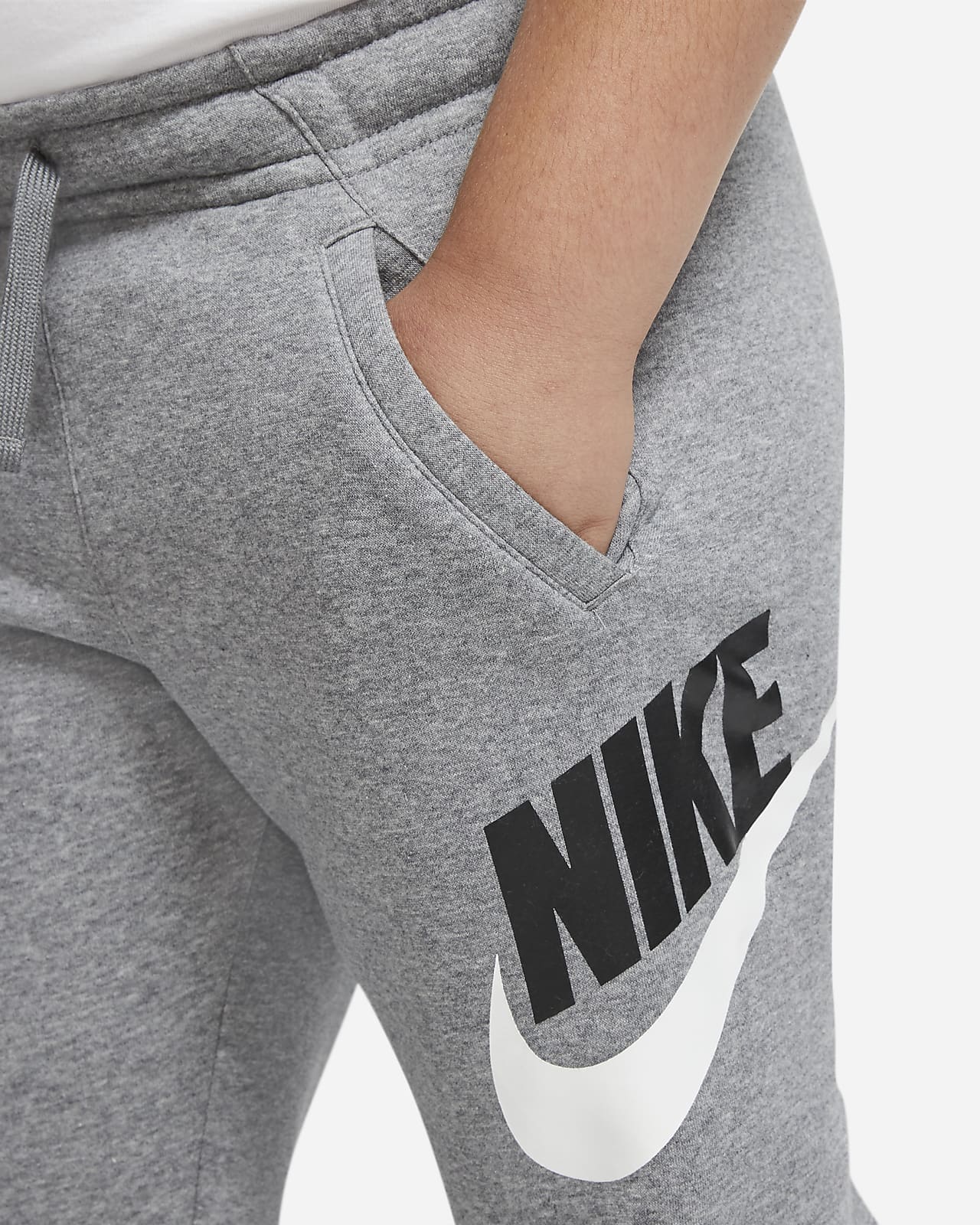 Nike Sportswear Club Fleece bukse til store barn (gutt) (utvidet størrelse) Nike Sportswear Club Fleece bukse til store barn (gutt) (utvidet størrelse)