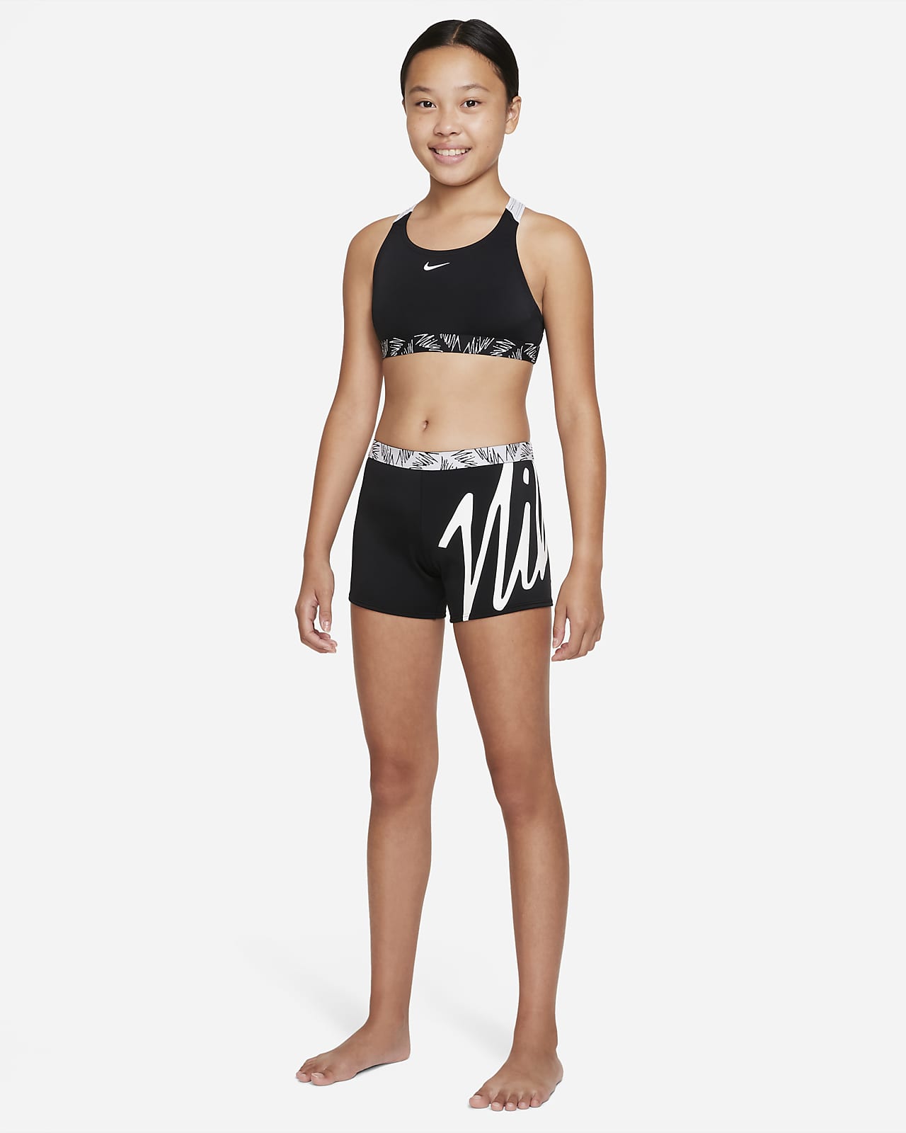 Conjunto de bikini y shorts deportivos con tipo espalda para niña grande Nike Script Logo. Nike.com