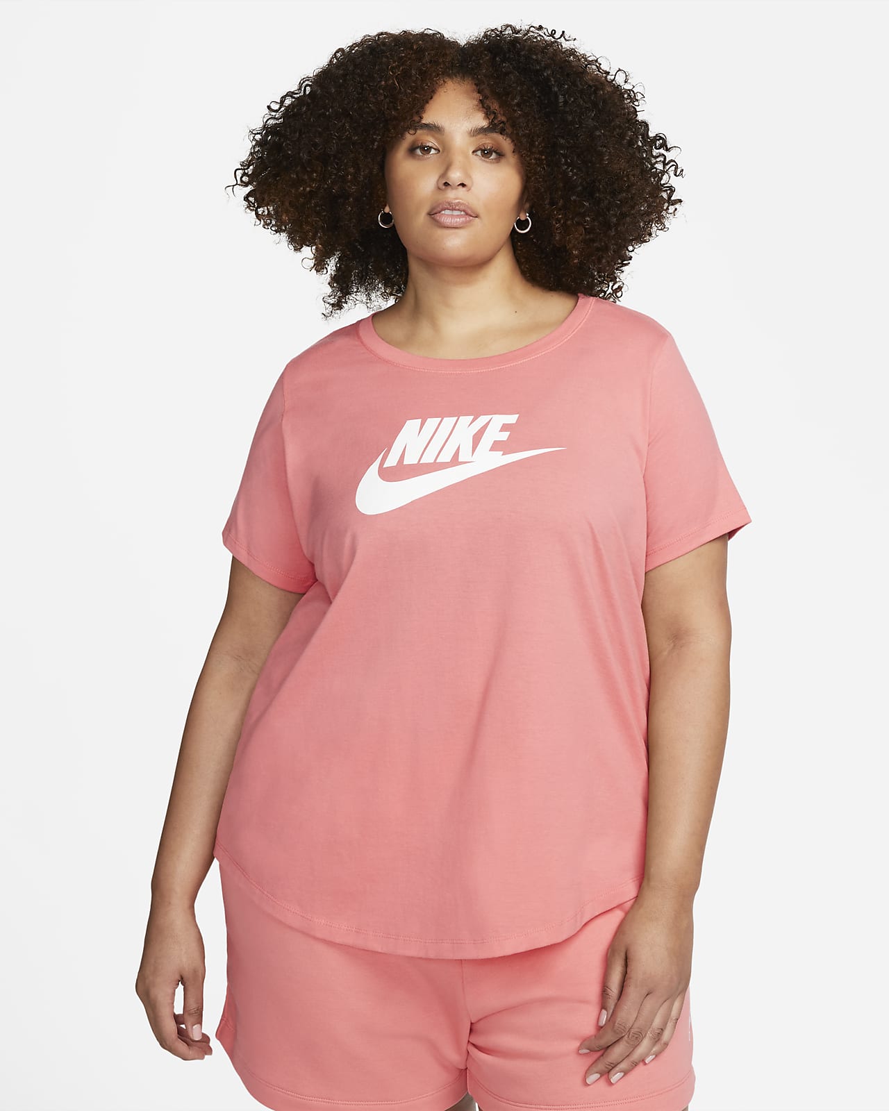 Playera con logotipo talla grande para mujer Nike Sportswear Essentials. Nike