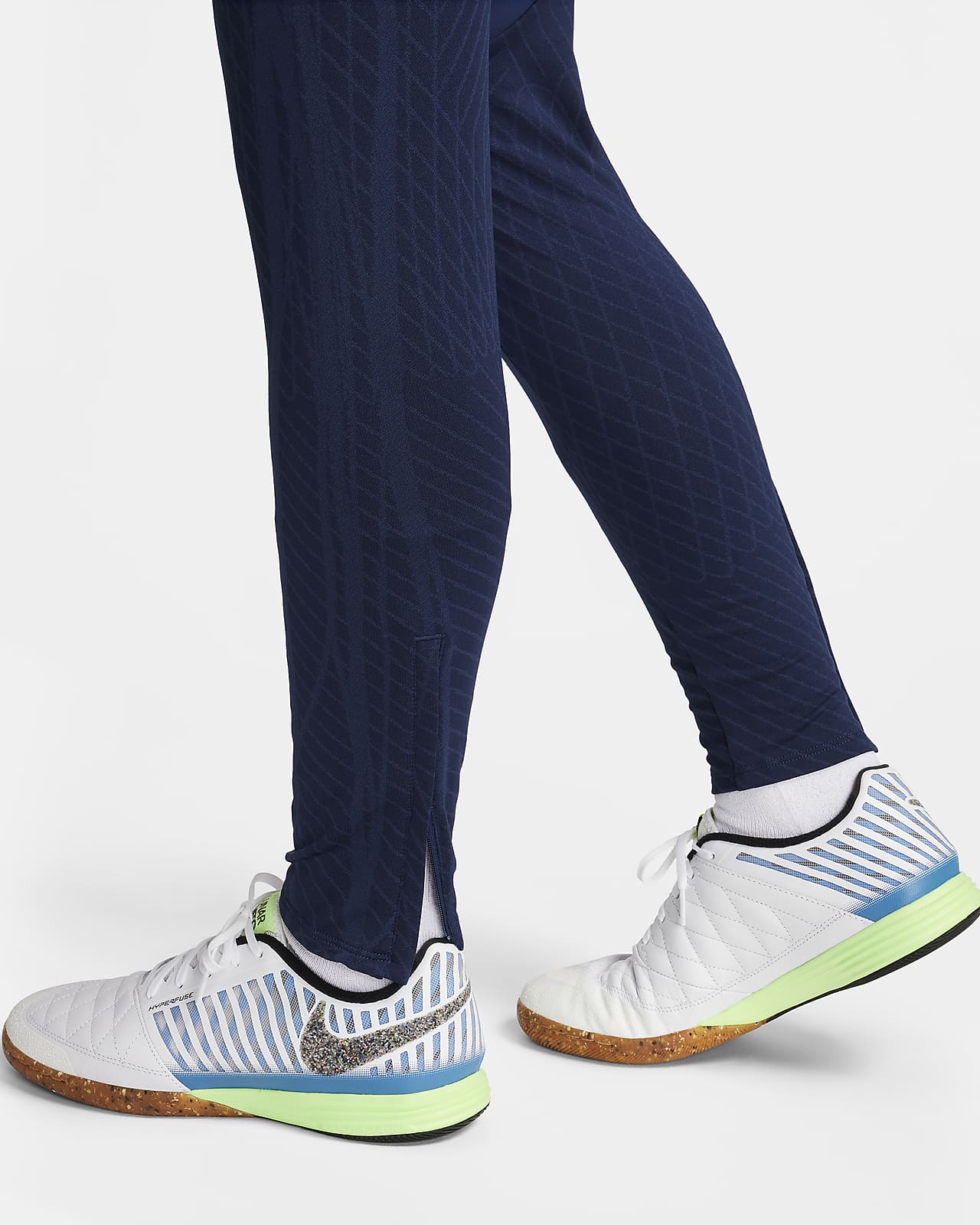 Buy Nike Women's Phenom Flyknit Sports Bra Pink in KSA -SSS