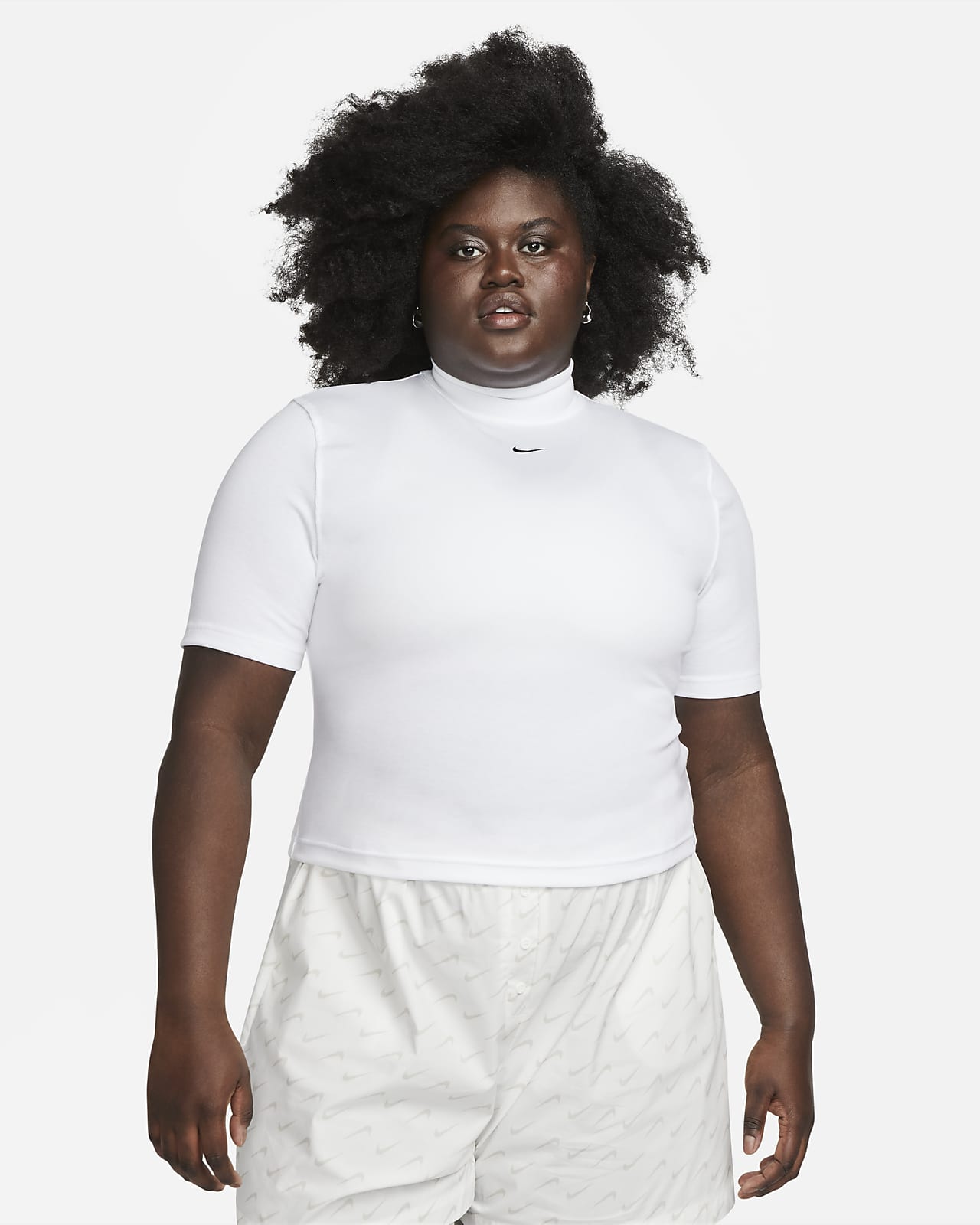 Sportswear Essentials Camiseta de manga corta y cuello alto (Talla grande) - Mujer. ES