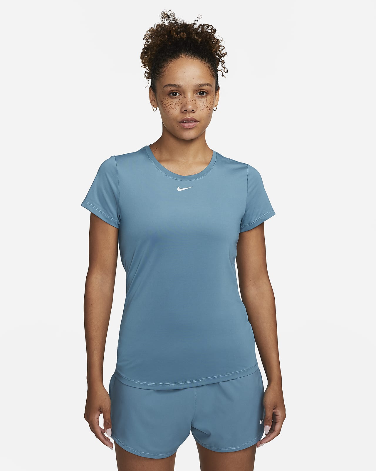 Nike Dri-FIT One Damestop met aansluitende pasvorm en korte mouwen. Nike BE